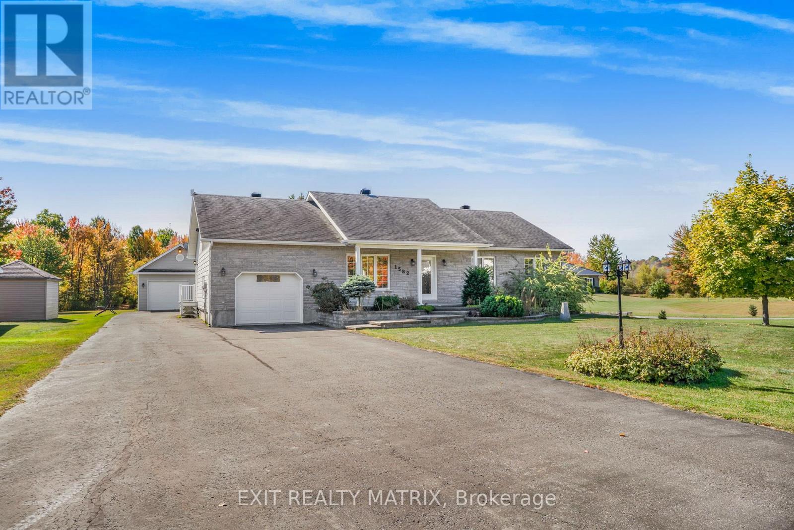 1582 Sandy Hill Road, Champlain, Ontario  K6A 2R2 - Photo 2 - X12462315