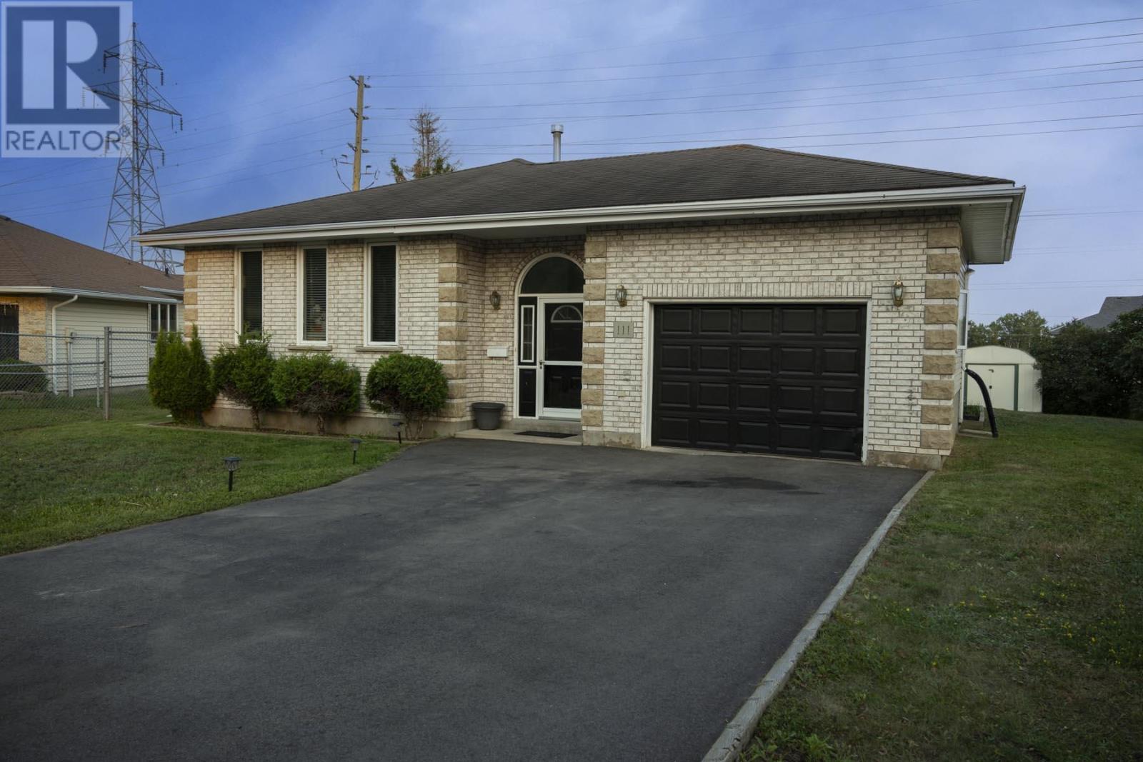 111 Sapphire Dr, Thunder Bay, Ontario  P7G 1A8 - Photo 1 - TB253203