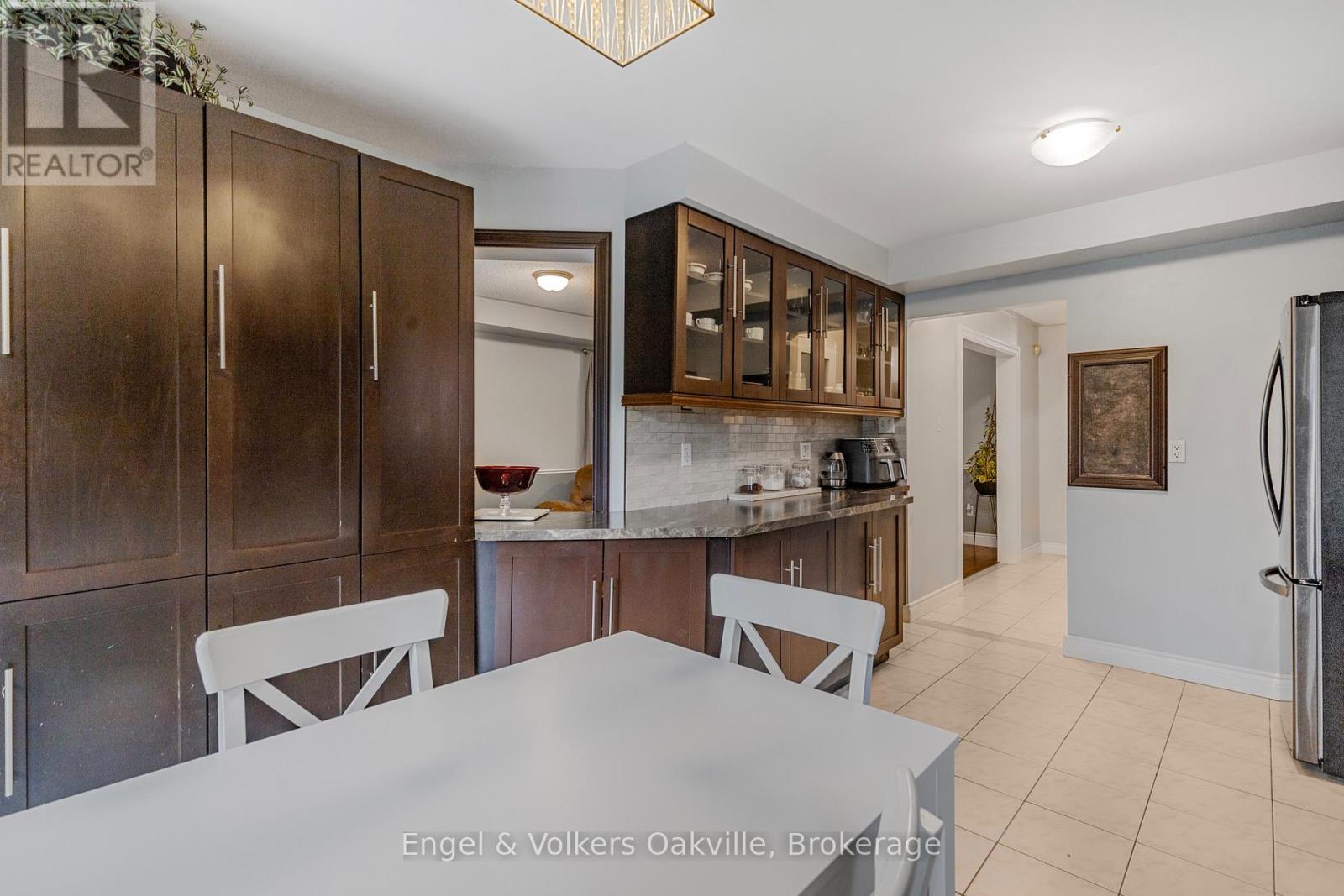 569 Phoebe Crescent, Burlington, Ontario  L7L 6H7 - Photo 10 - W12462334
