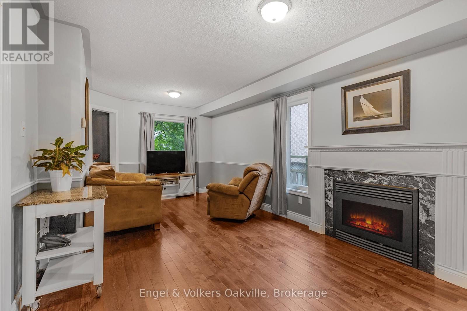 569 Phoebe Crescent, Burlington, Ontario  L7L 6H7 - Photo 12 - W12462334