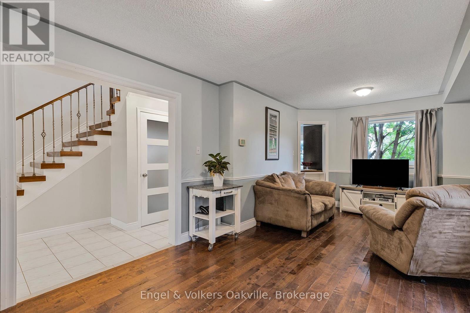 569 Phoebe Crescent, Burlington, Ontario  L7L 6H7 - Photo 13 - W12462334