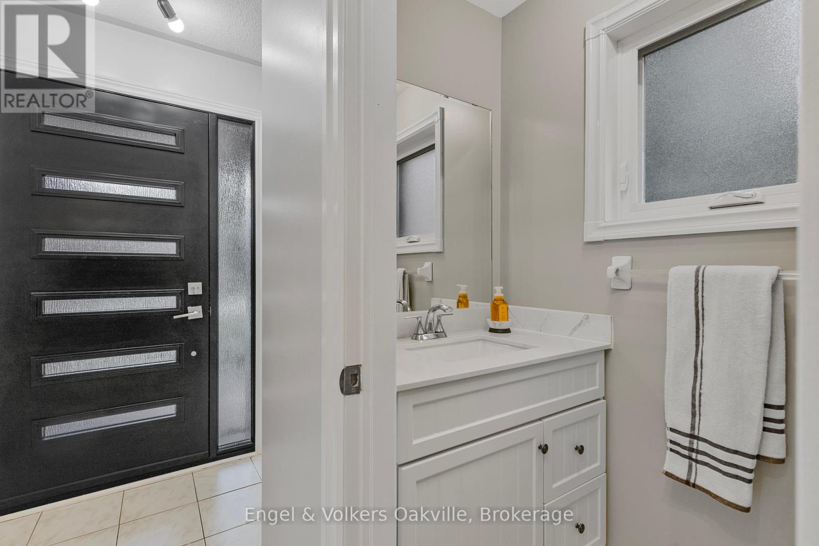 569 Phoebe Crescent, Burlington, Ontario  L7L 6H7 - Photo 6 - W12462334