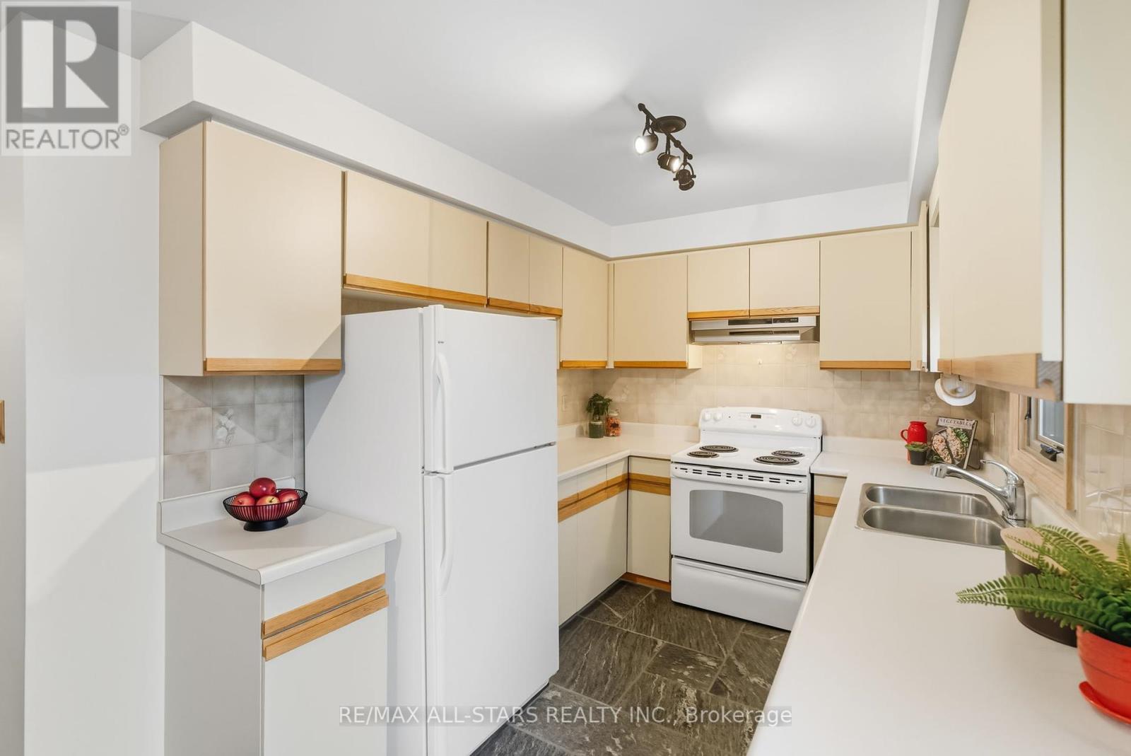 1094 Longbow Drive, Pickering, Ontario  L1V 5X3 - Photo 12 - E12462242