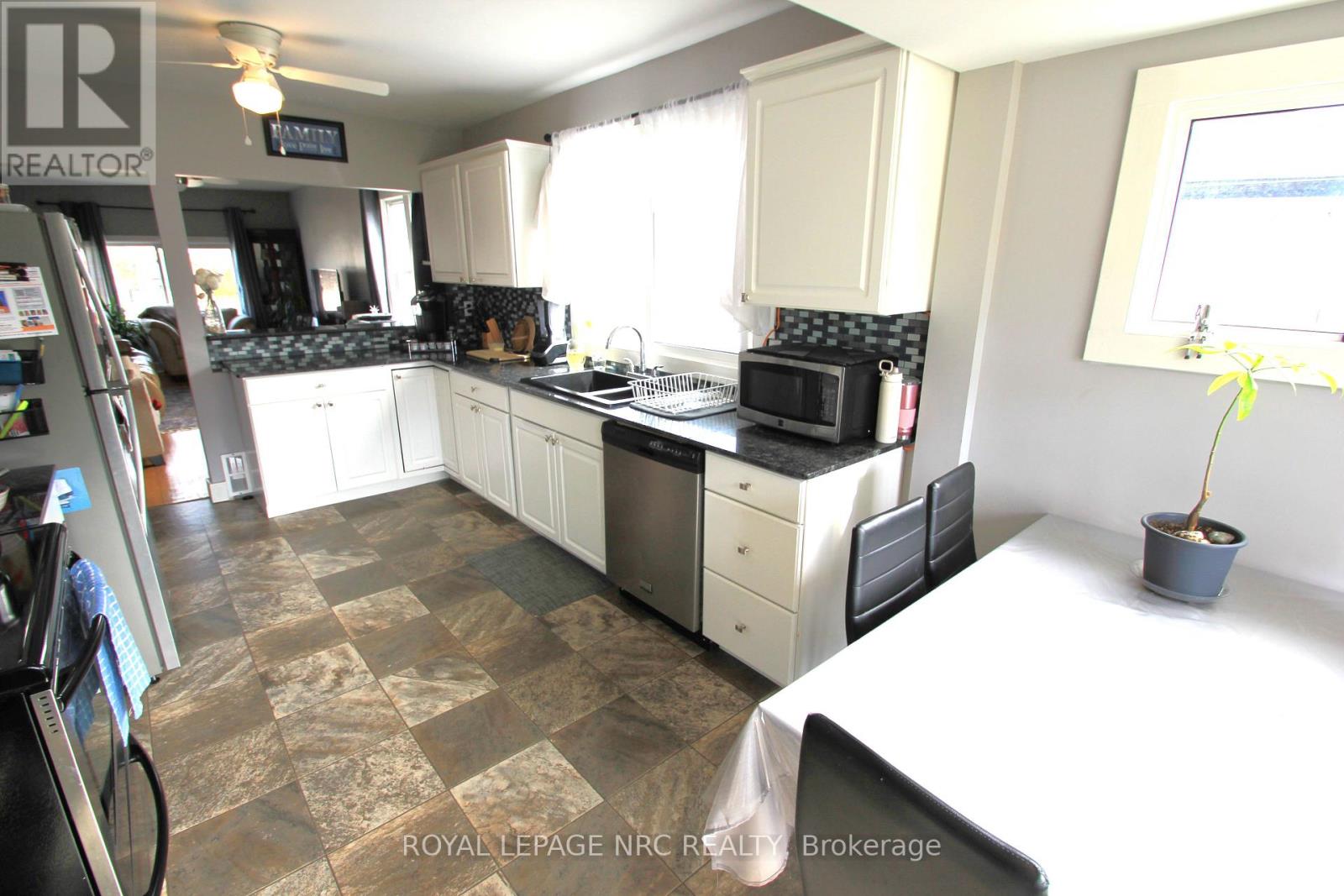 55 Sullivan Avenue, Thorold, Ontario  L2V 2Y7 - Photo 8 - X12462306