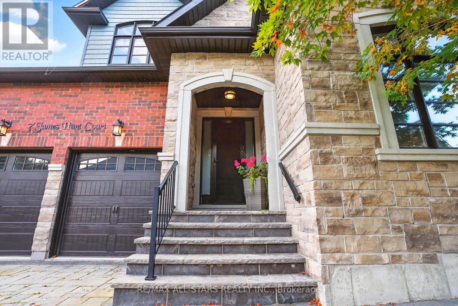 7 Os James Hunt Court, Uxbridge, Ontario  L9P 0E3 - Photo 4 - N12462219
