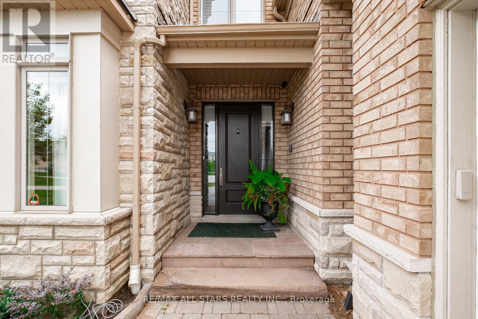 35 Somer Rumm Court, Whitchurch-Stouffville, Ontario  L4A 1X8 - Photo 5 - N12462258