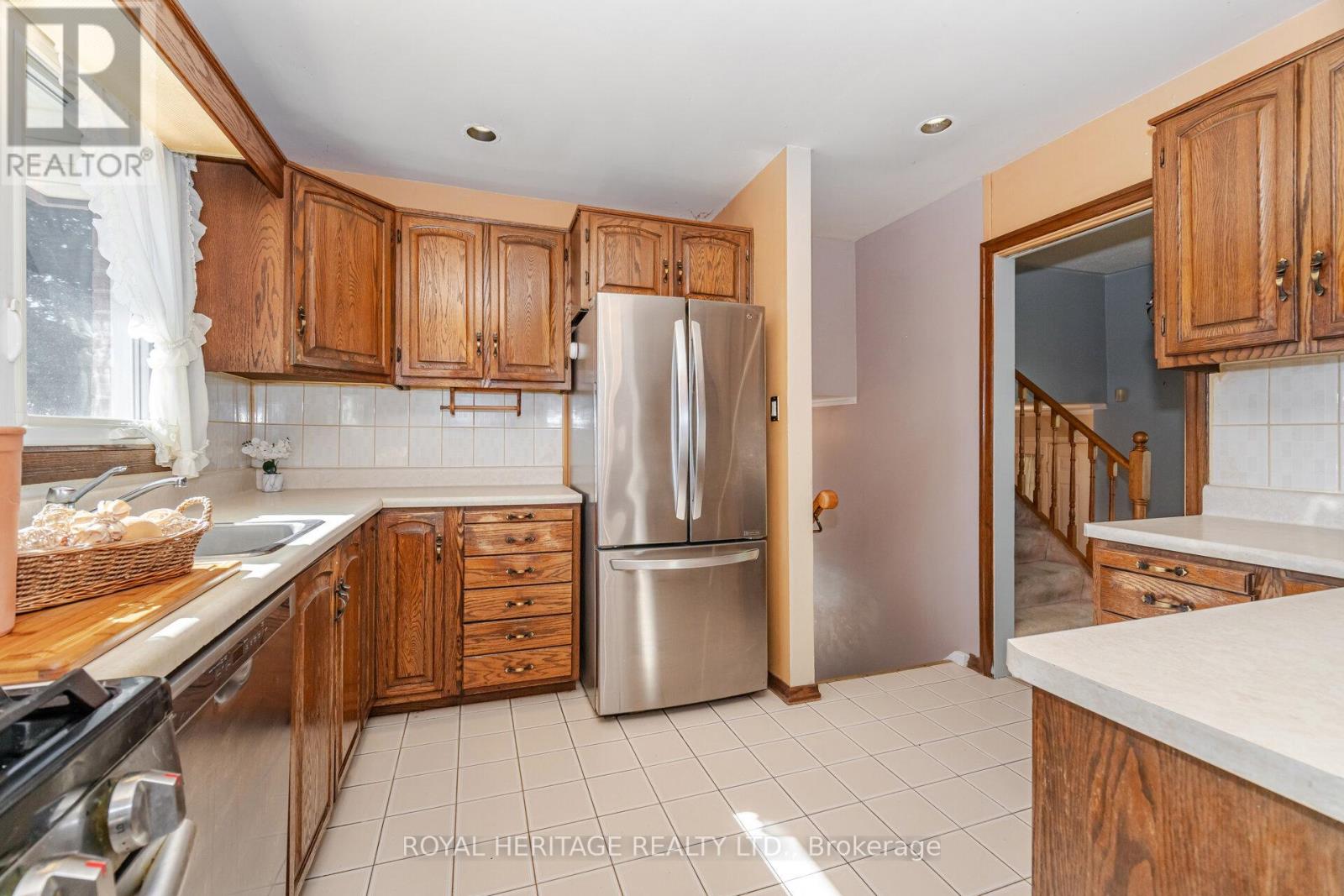 369 Carnaby Court, Oshawa, Ontario  L1G 6N7 - Photo 10 - E12462376