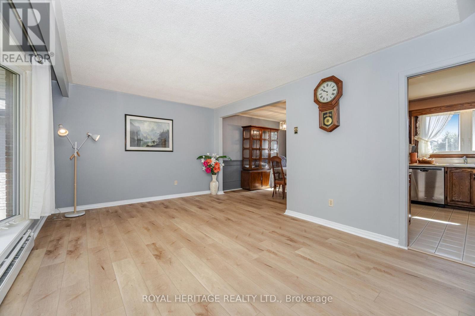 369 Carnaby Court, Oshawa, Ontario  L1G 6N7 - Photo 5 - E12462376