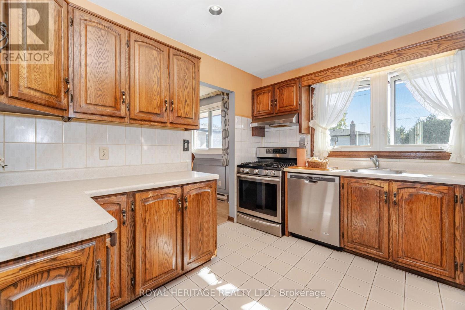 369 Carnaby Court, Oshawa, Ontario  L1G 6N7 - Photo 8 - E12462376