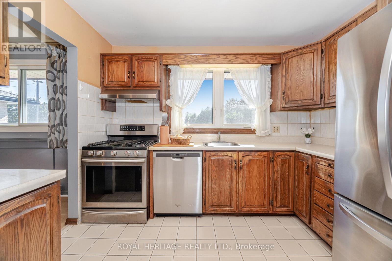 369 Carnaby Court, Oshawa, Ontario  L1G 6N7 - Photo 9 - E12462376