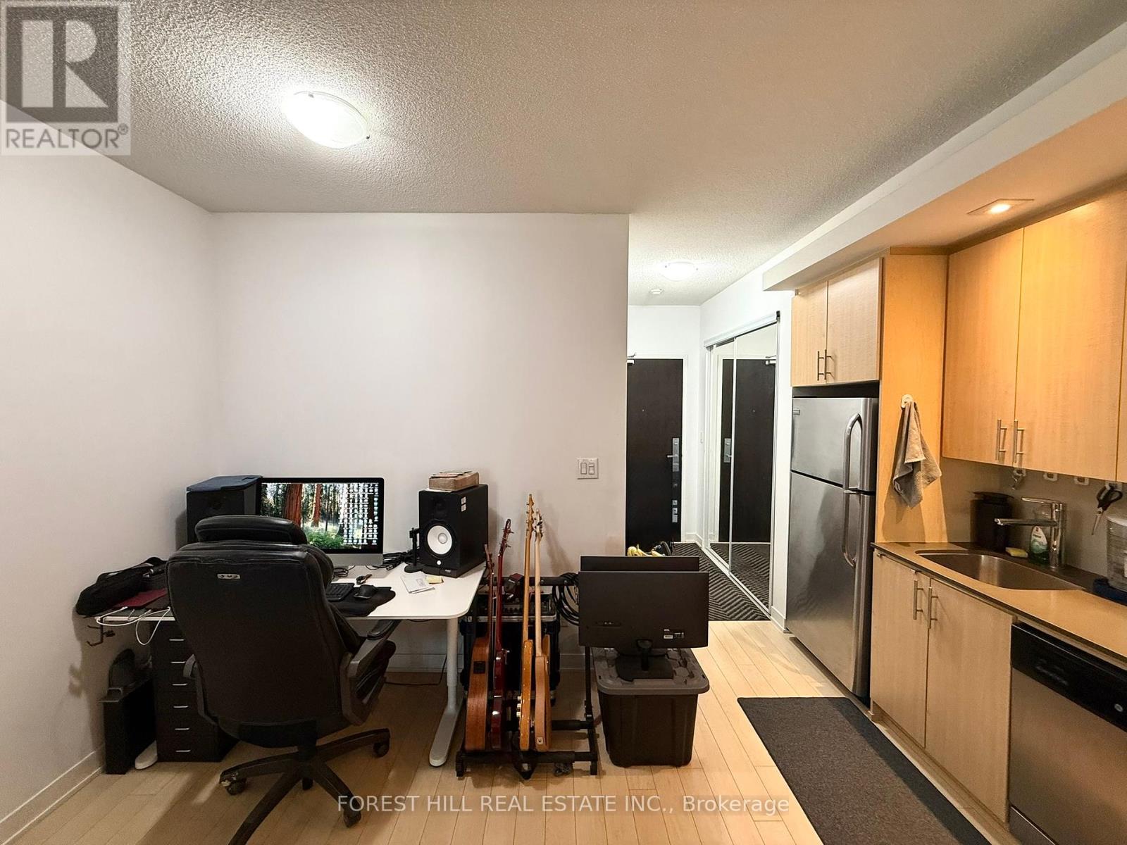 1334 - 165 Legion Road N, Toronto, Ontario  M8Y 0B3 - Photo 4 - W12462201