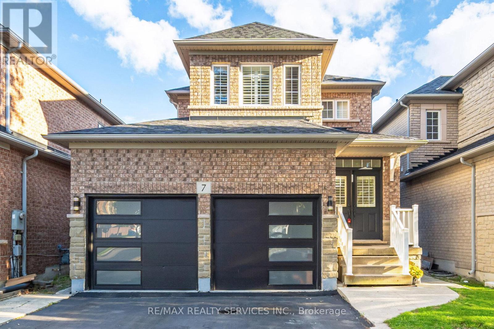 7 Blue Diamond Drive, Brampton, Ontario  L6S 6J1 - Photo 2 - W12462259