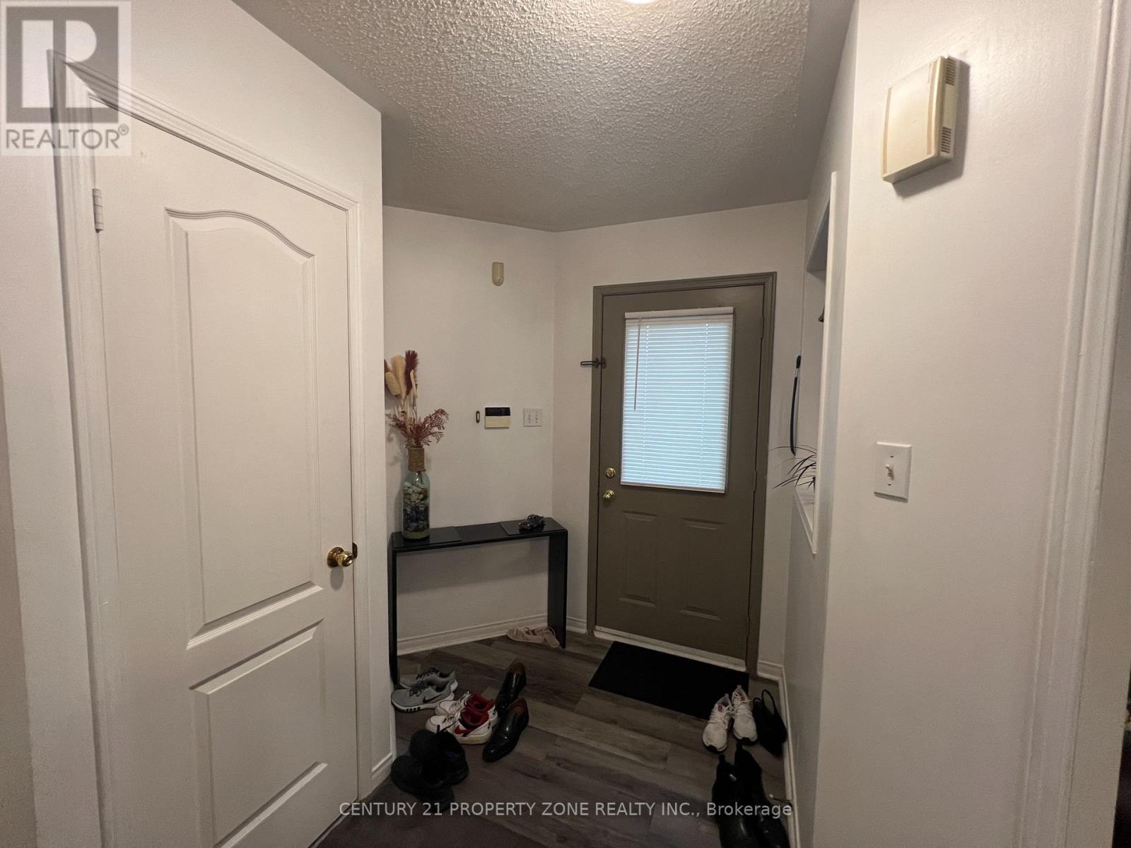 3242 Tortola Court, Mississauga, Ontario  L5N 7C4 - Photo 3 - W12461831