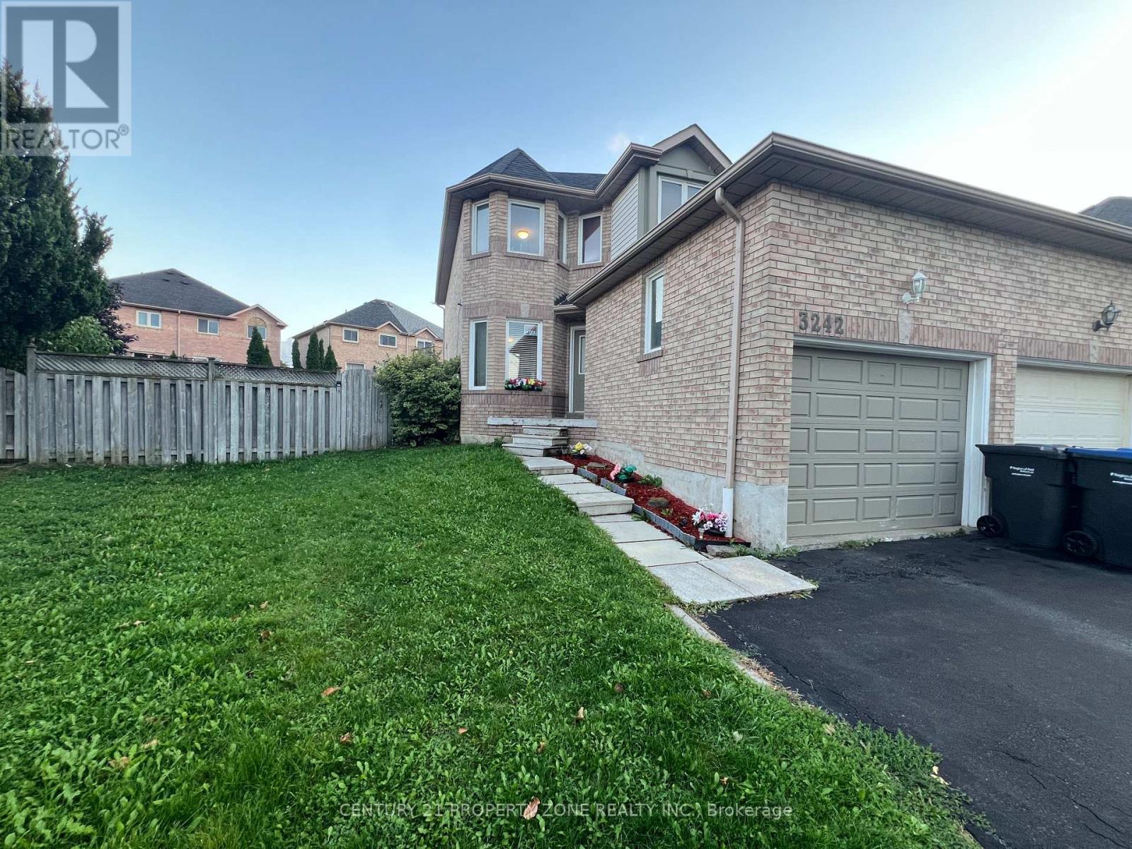 3242 Tortola Court, Mississauga, Ontario  L5N 7C4 - Photo 2 - W12461831