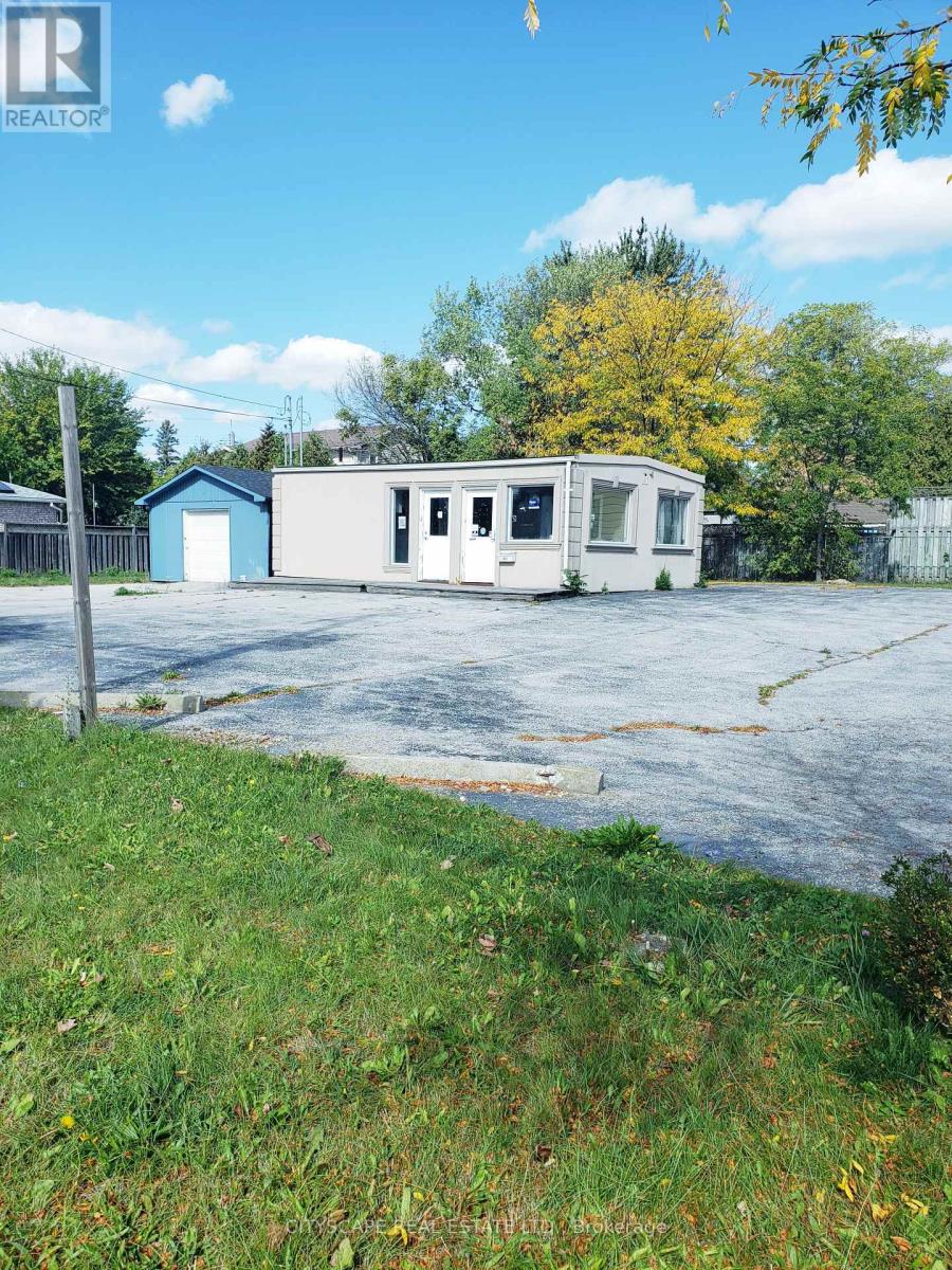 925 Queensdale Avenue, Hamilton, Ontario  L8V 1N5 - Photo 2 - X12417072