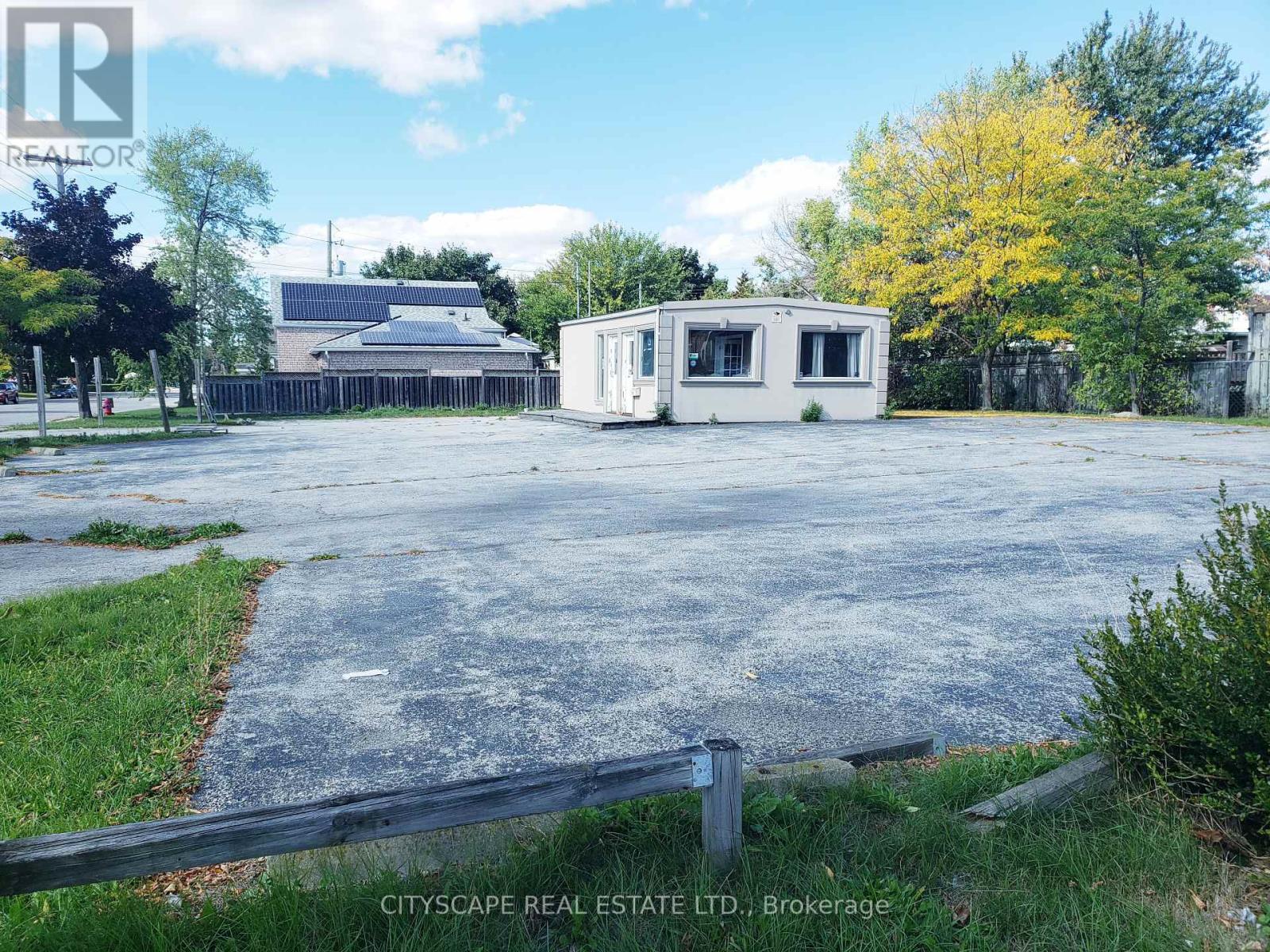 925 Queensdale Avenue, Hamilton, Ontario  L8V 1N5 - Photo 3 - X12417072