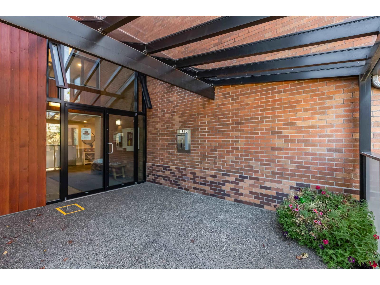 203 1830 E Southmere Crescent, Surrey, British Columbia  V4A 9C2 - Photo 2 - R3057735
