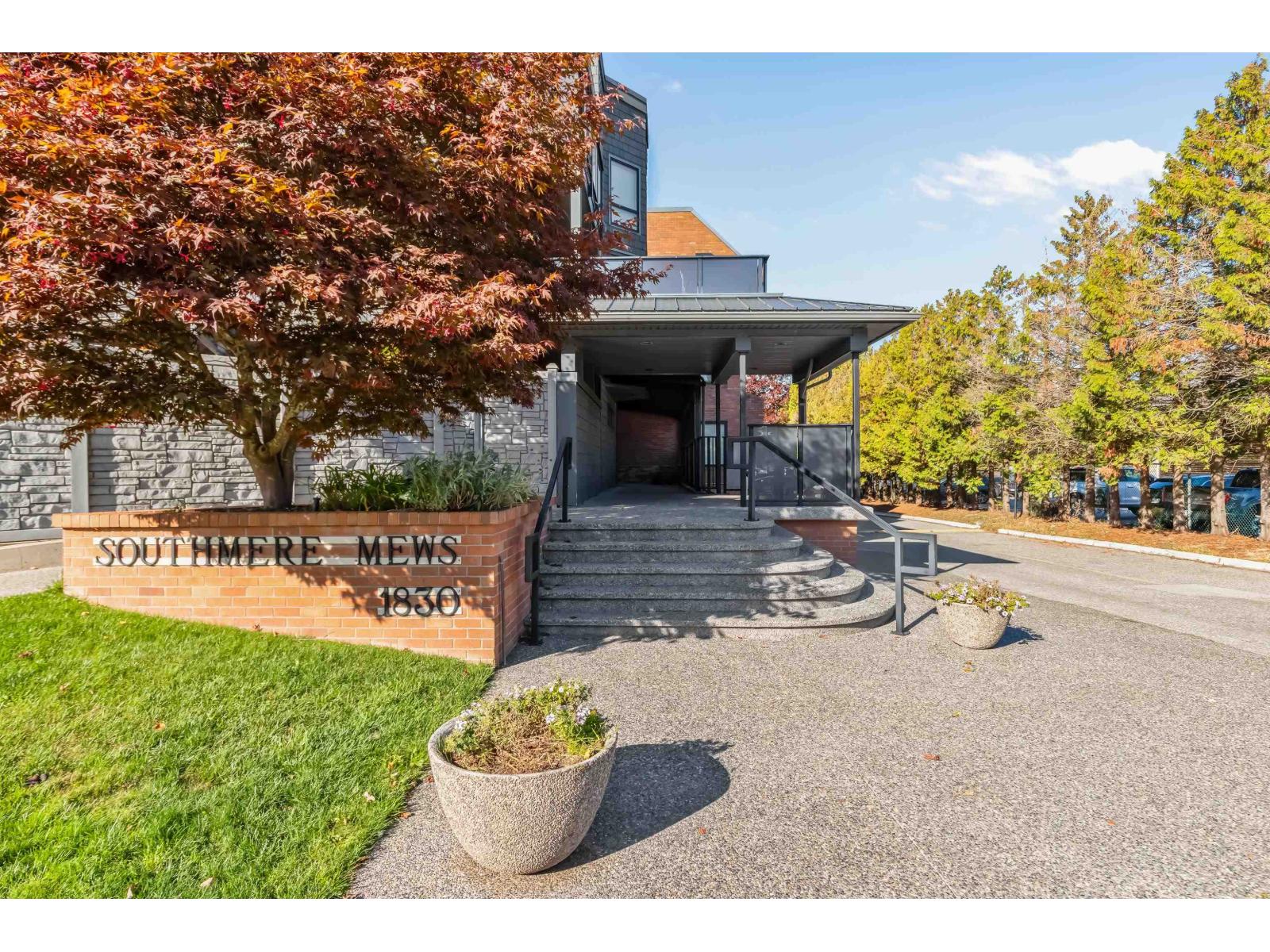 203 1830 E Southmere Crescent, Surrey, British Columbia  V4A 9C2 - Photo 1 - R3057735