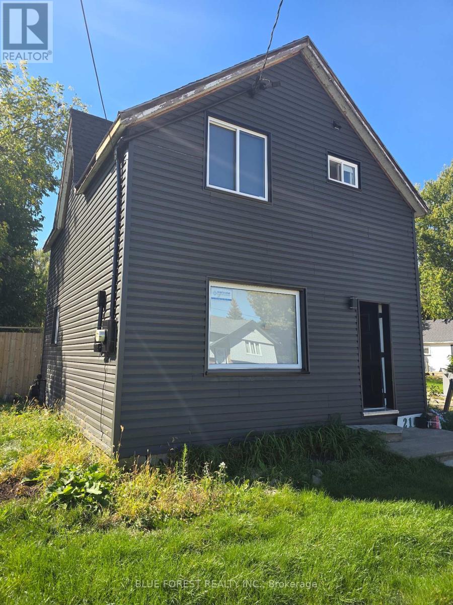 214 Elizabeth Street, Southwest Middlesex, Ontario  N0L 1M0 - Photo 1 - X12462501