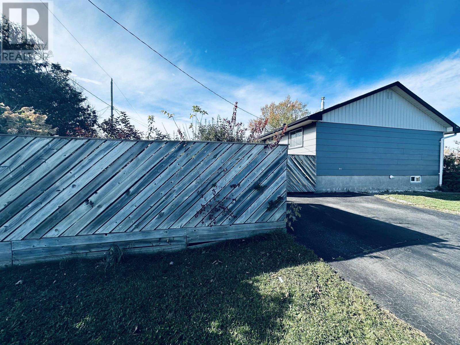 110 Spruce Ct, Thunder Bay, Ontario  P7C 1X6 - Photo 3 - TB253221