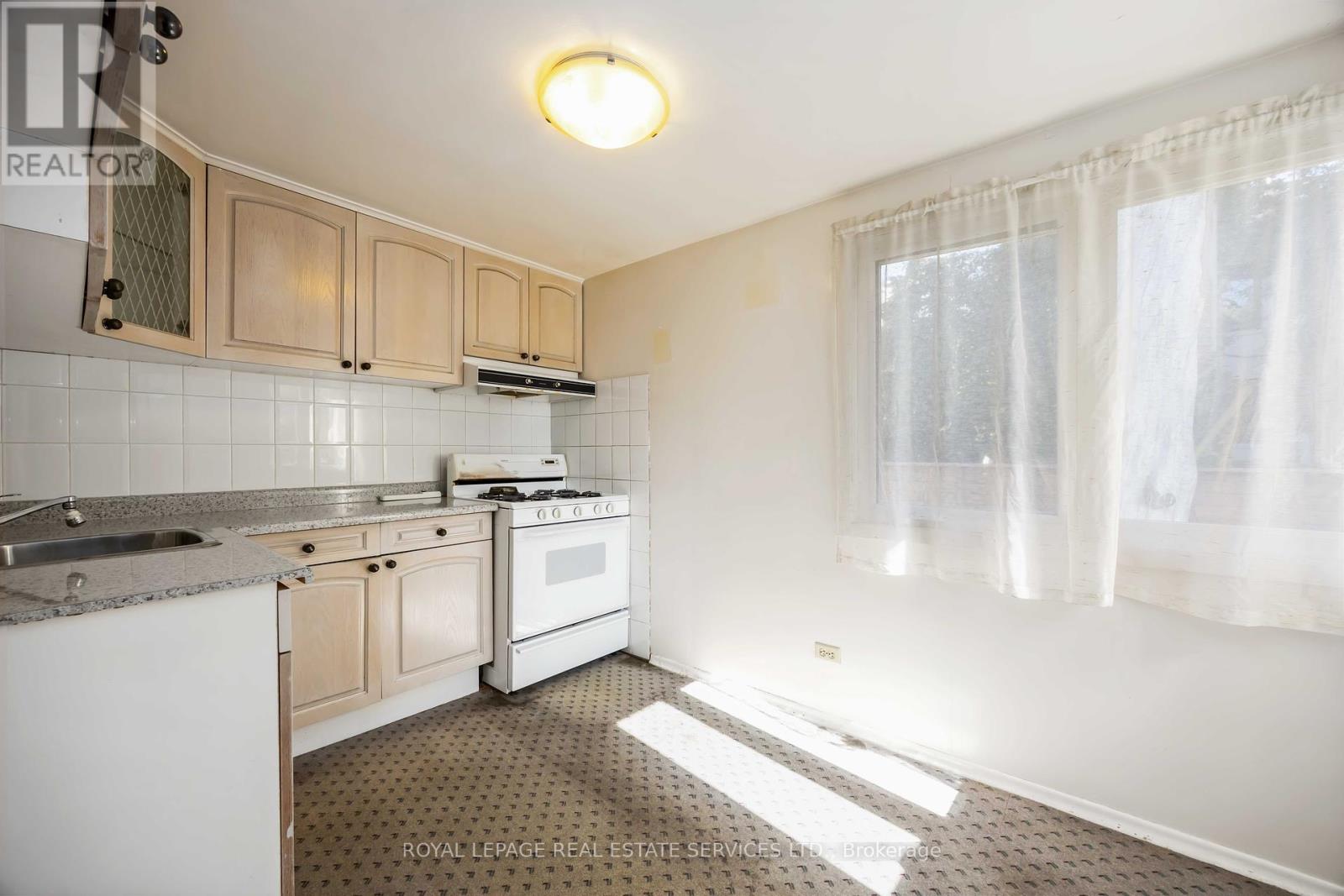 43 Mount Royal Avenue, Toronto, Ontario  M6H 2S2 - Photo 16 - C12462329