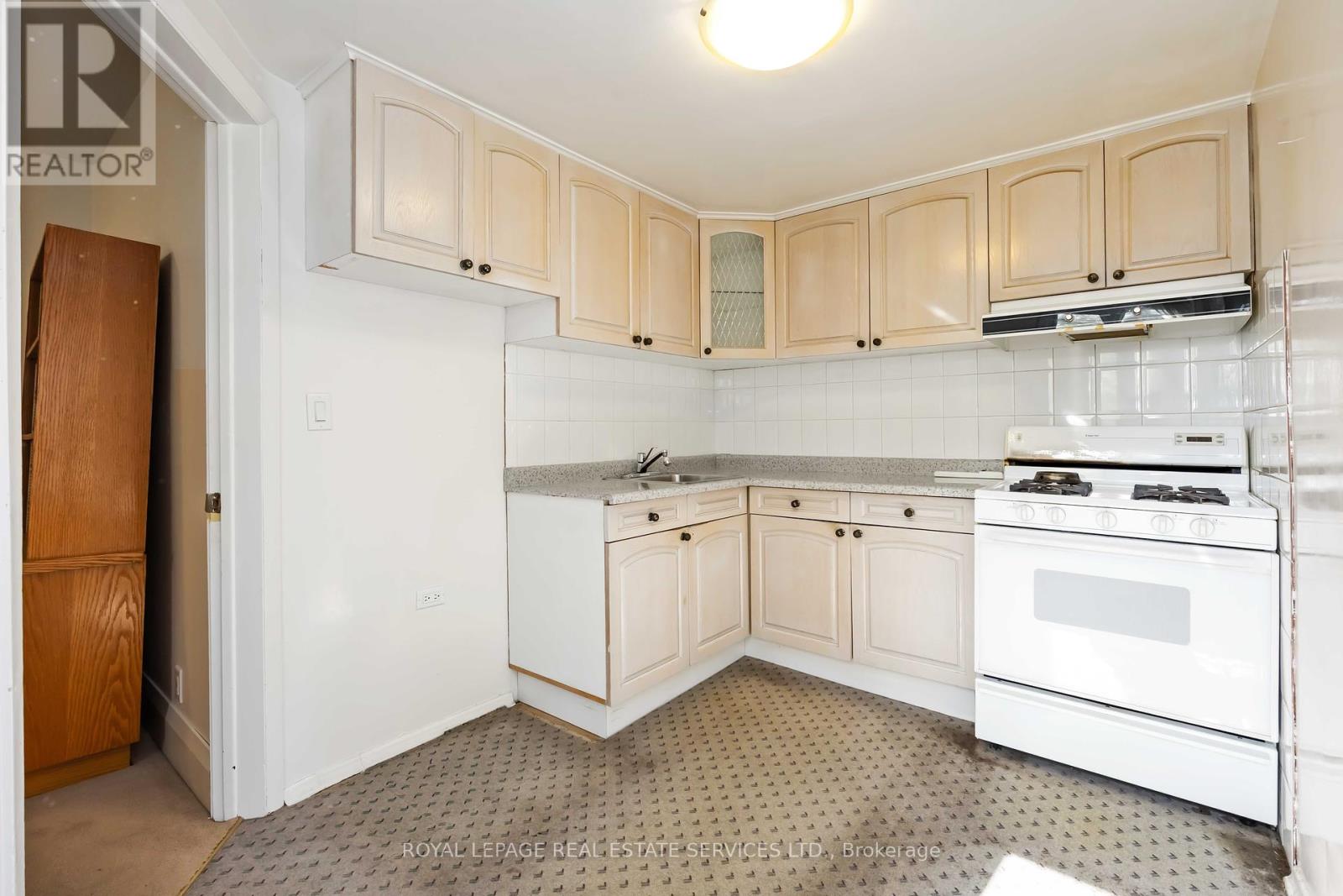 43 Mount Royal Avenue, Toronto, Ontario  M6H 2S2 - Photo 17 - C12462329