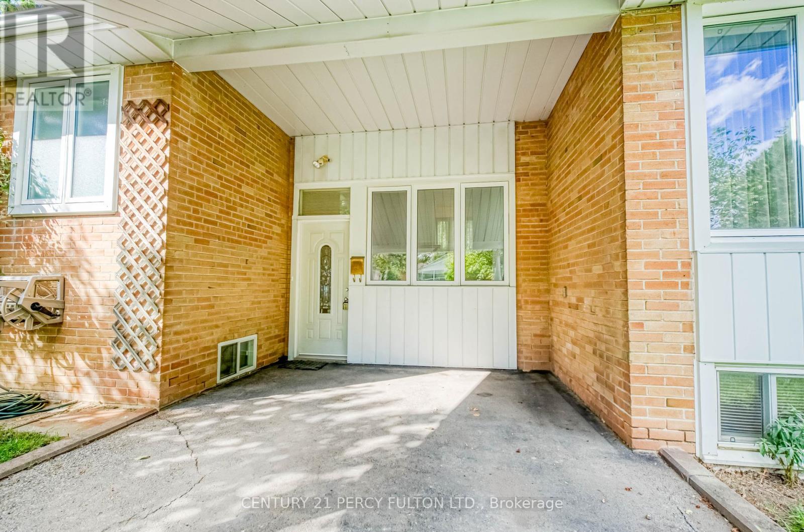 73 Berkinshaw Crescent, Toronto, Ontario  M3B 2T1 - Photo 3 - C12462354