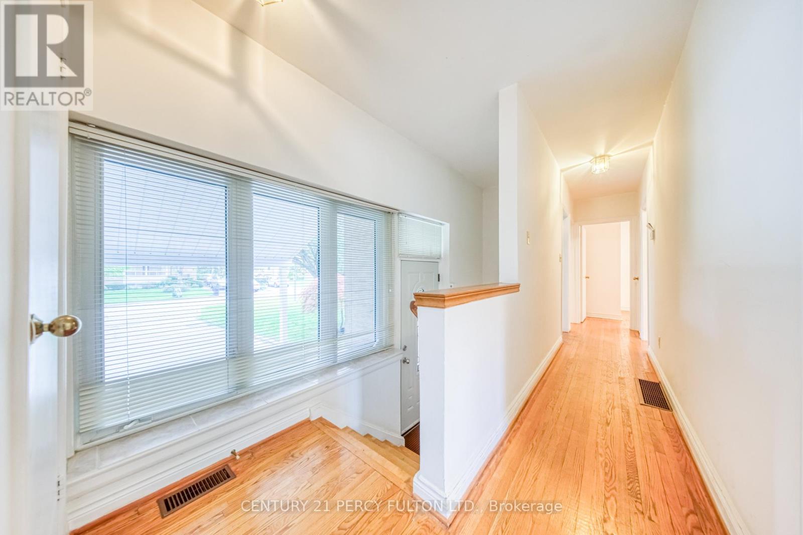 73 Berkinshaw Crescent, Toronto, Ontario  M3B 2T1 - Photo 5 - C12462354
