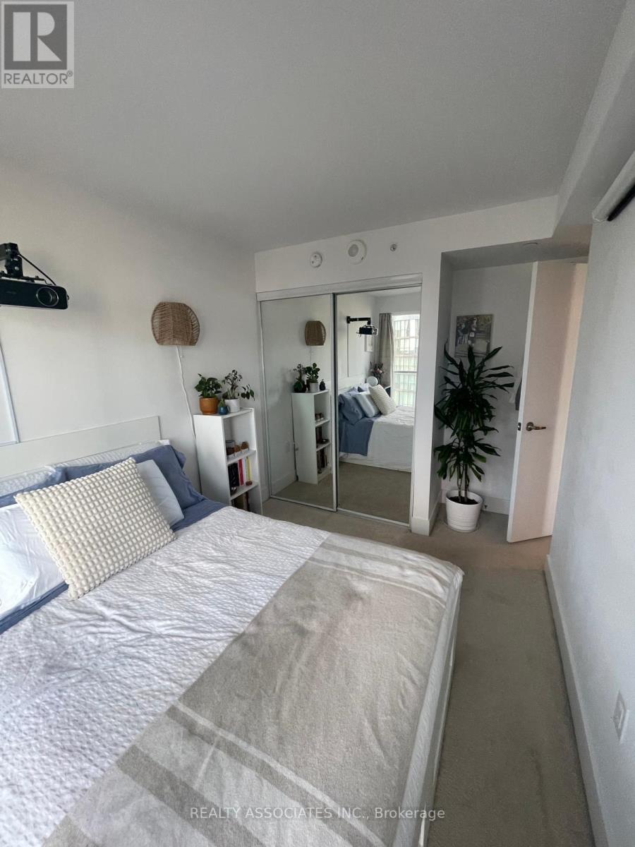 2416 - 955 Bay Street, Toronto, Ontario  M5S 2A2 - Photo 17 - C12462375