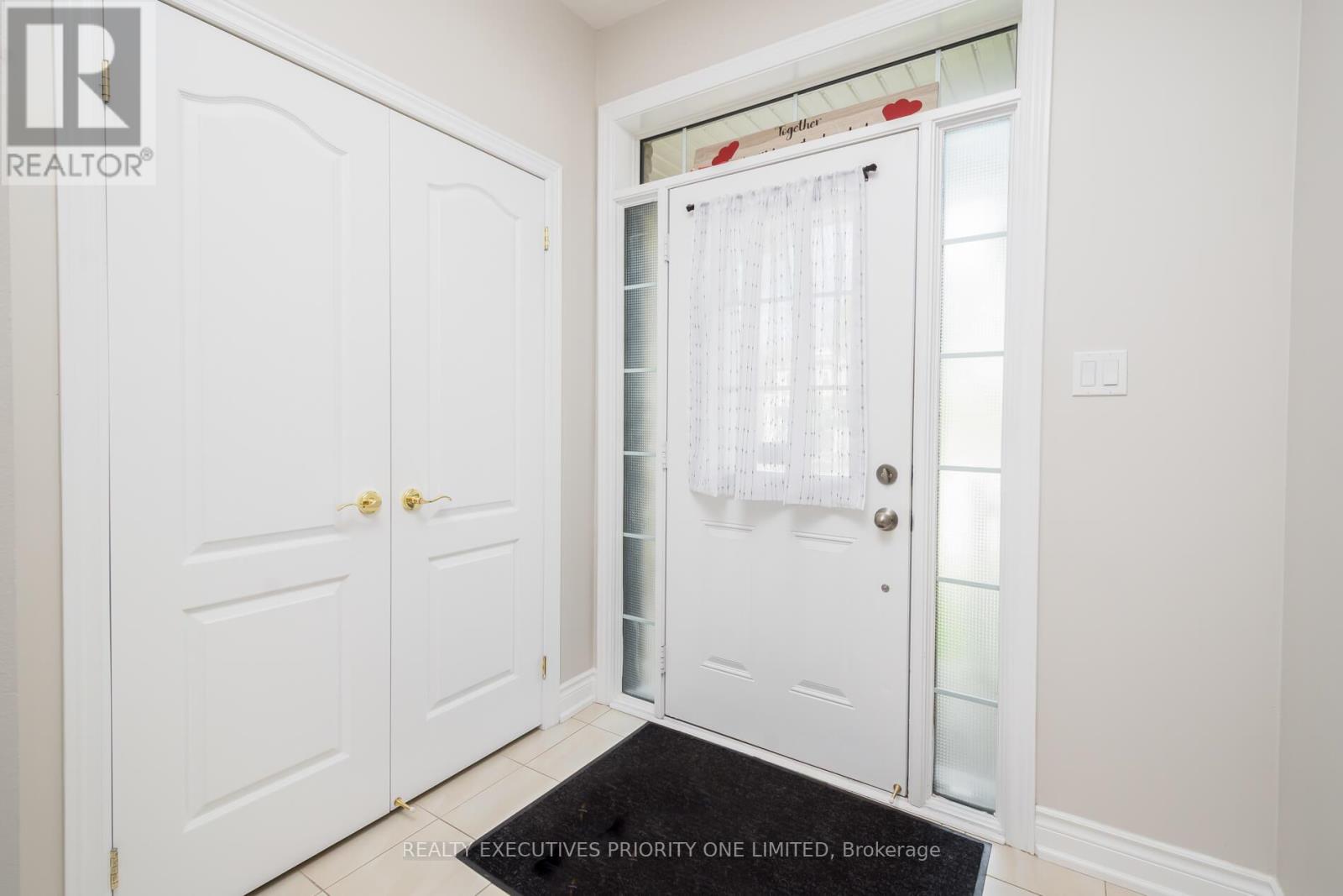 47 Greenwood Drive, Essa, Ontario  L0M 1B4 - Photo 3 - N12462325