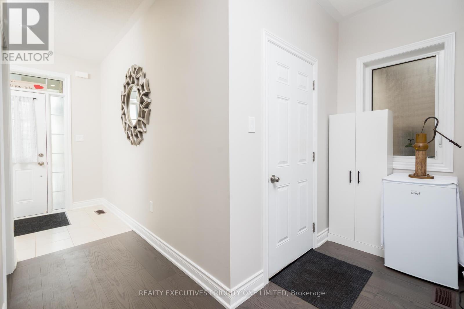 47 Greenwood Drive, Essa, Ontario  L0M 1B4 - Photo 4 - N12462325