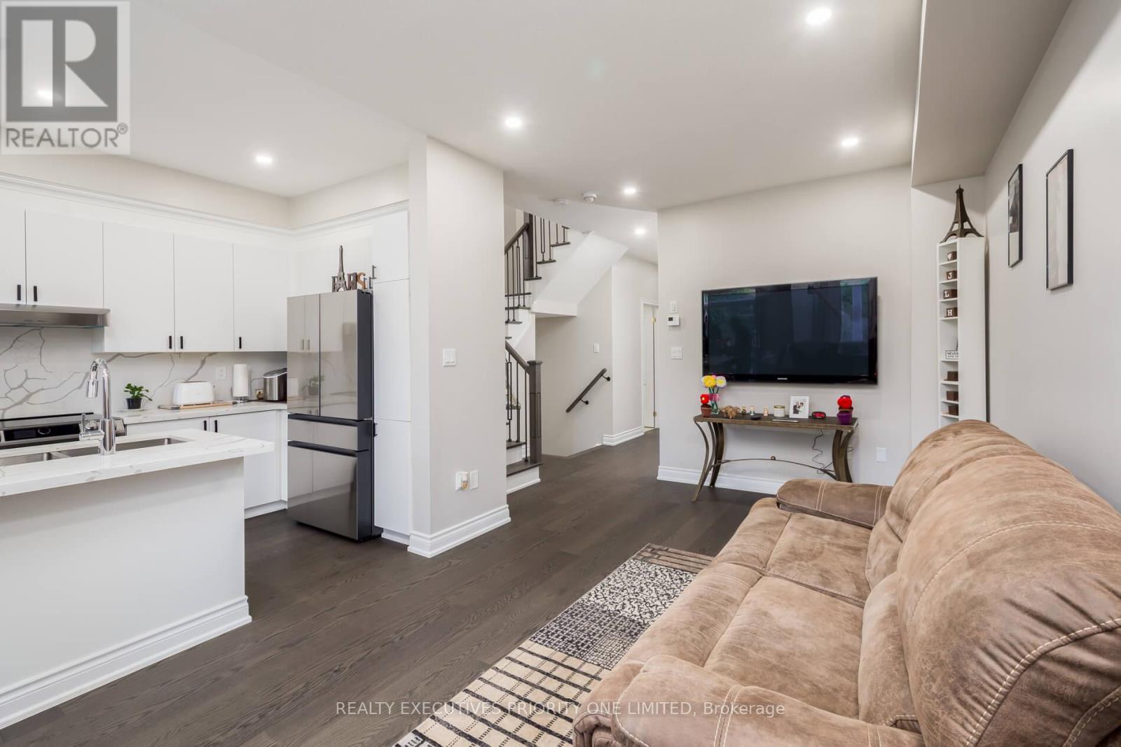 47 Greenwood Drive, Essa, Ontario  L0M 1B4 - Photo 6 - N12462325