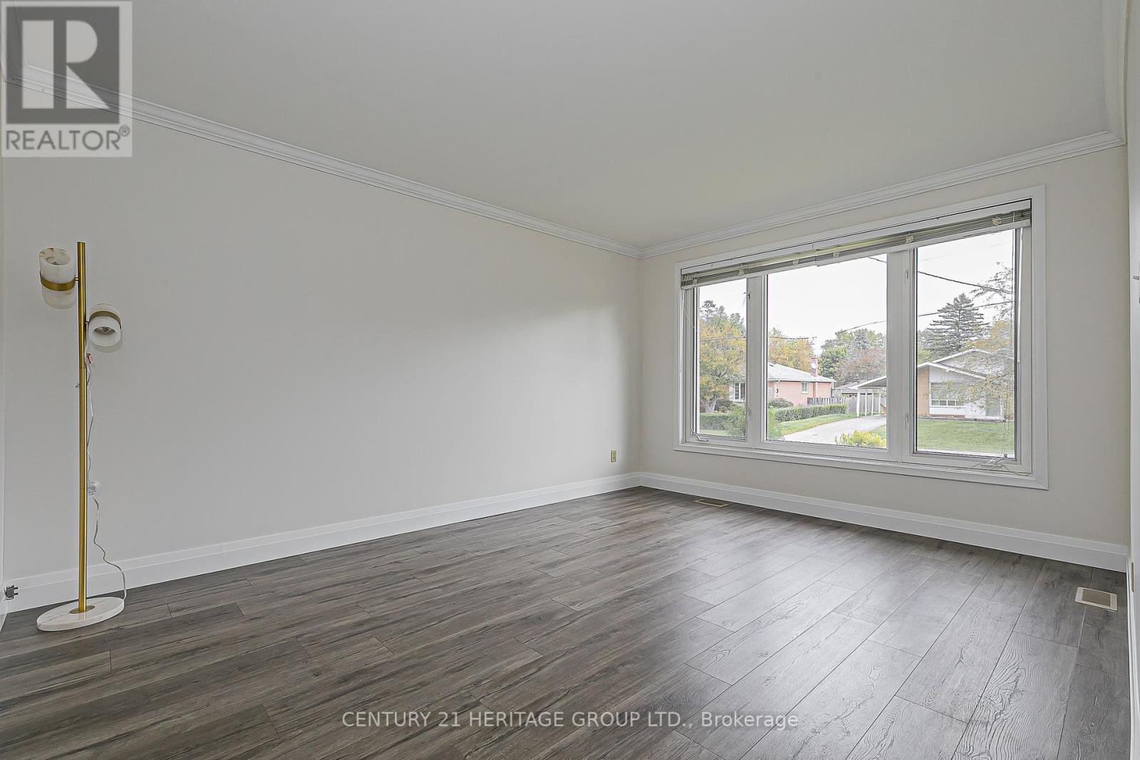 26 Knowles Crescent, Aurora, Ontario  L4G 1Z7 - Photo 6 - N12462326