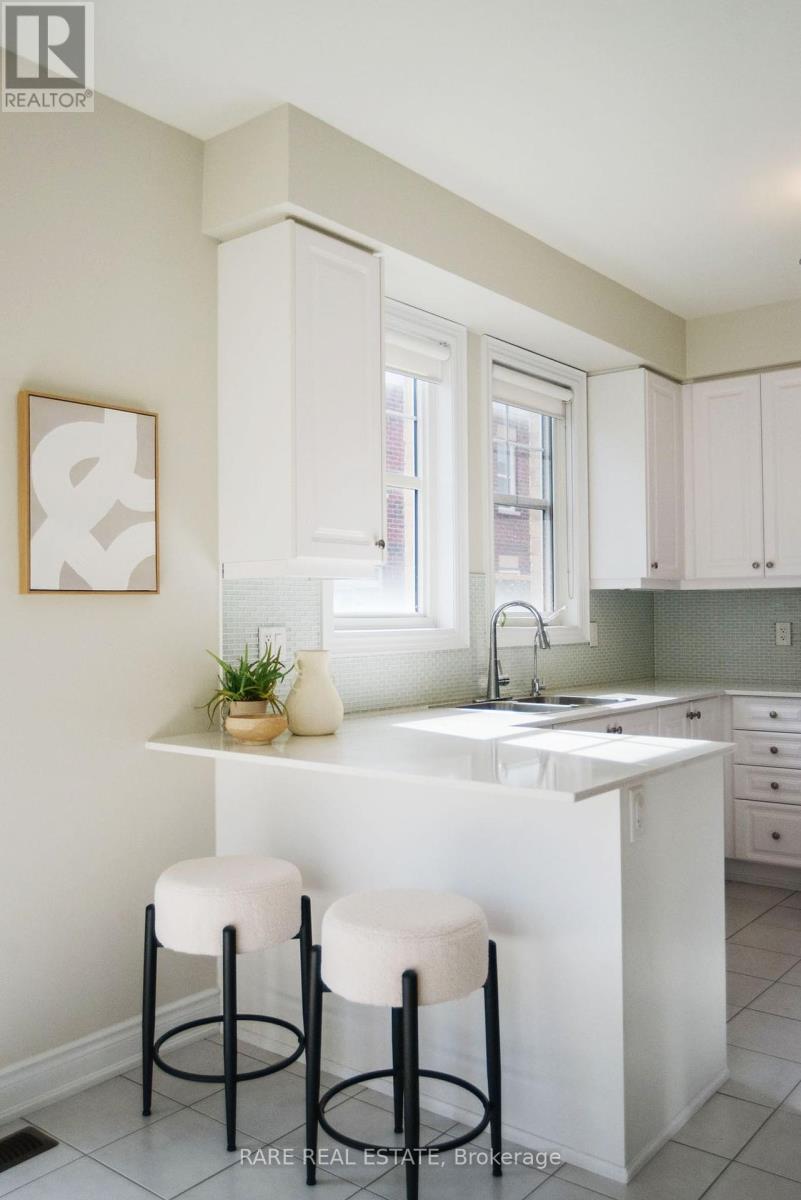 35 - 10 Porter Avenue W, Vaughan, Ontario  L4L 0H1 - Photo 5 - N12462337