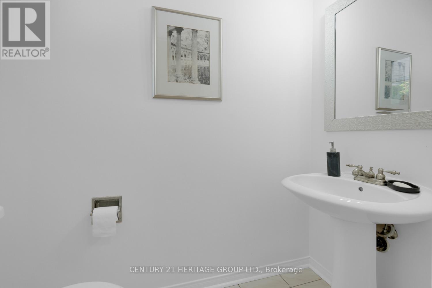 Upper - 431 Carruthers Avenue, Newmarket, Ontario  L3X 2C1 - Photo 11 - N12462345