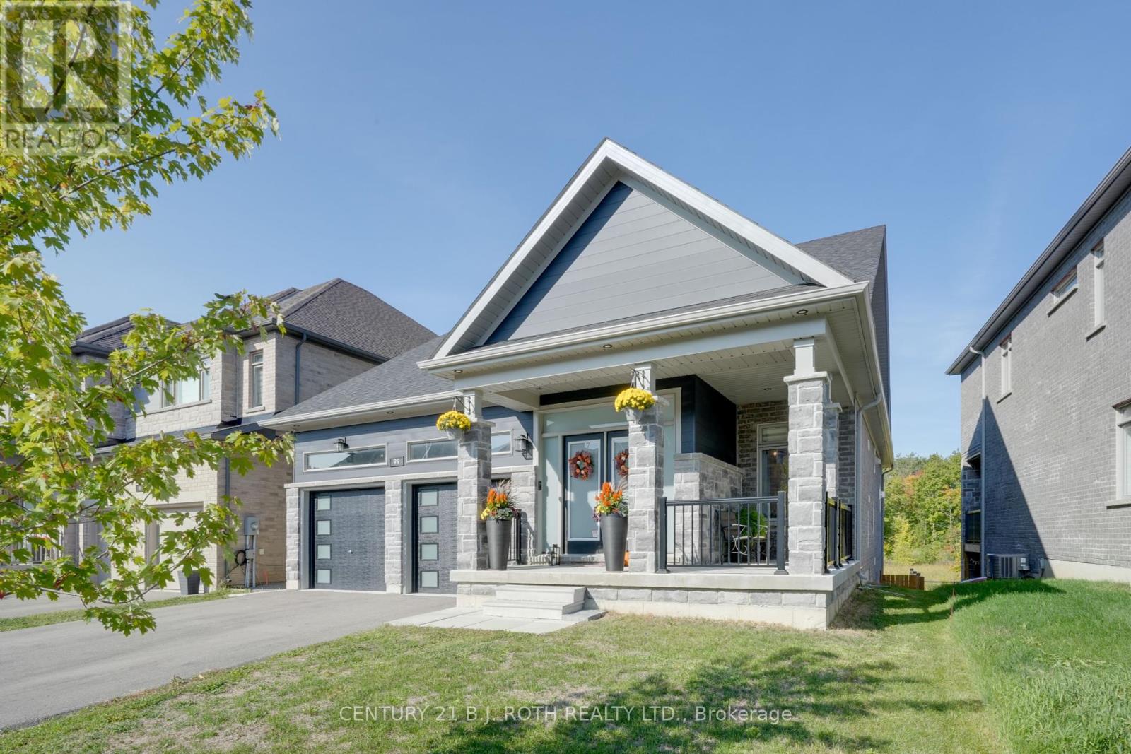 99 Franklin Trail, Barrie, Ontario  L9J 0J1 - Photo 2 - S12462295