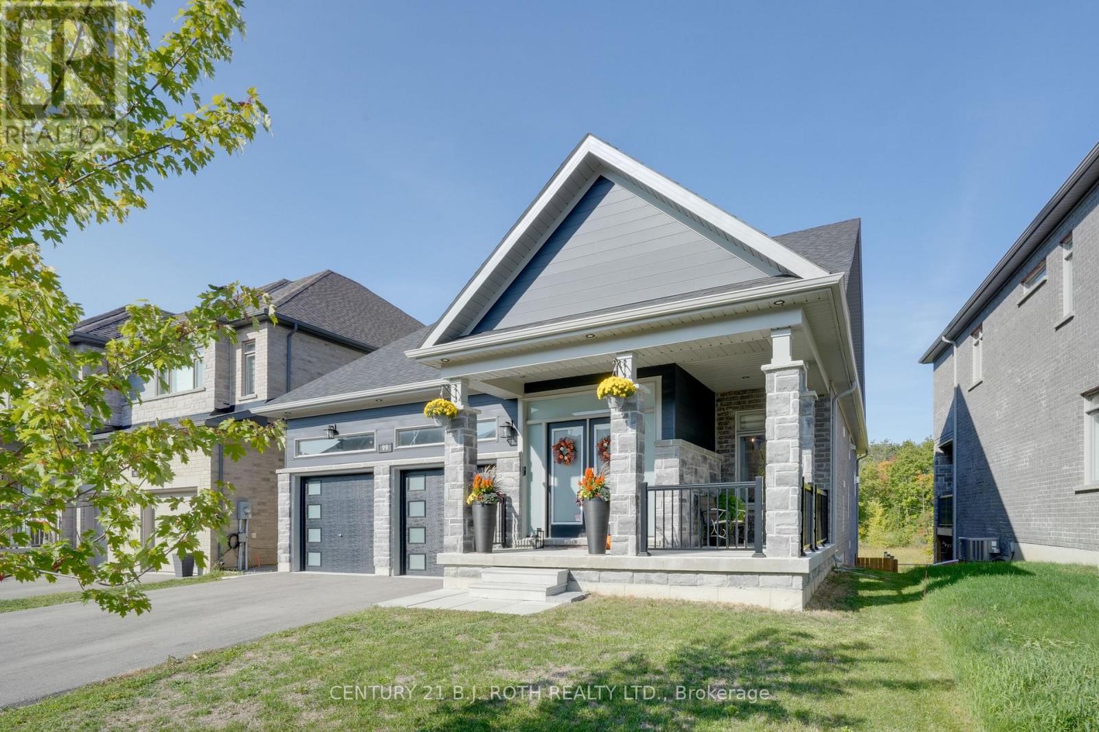 99 Franklin Trail, Barrie, Ontario  L9J 0J1 - Photo 2 - S12462297