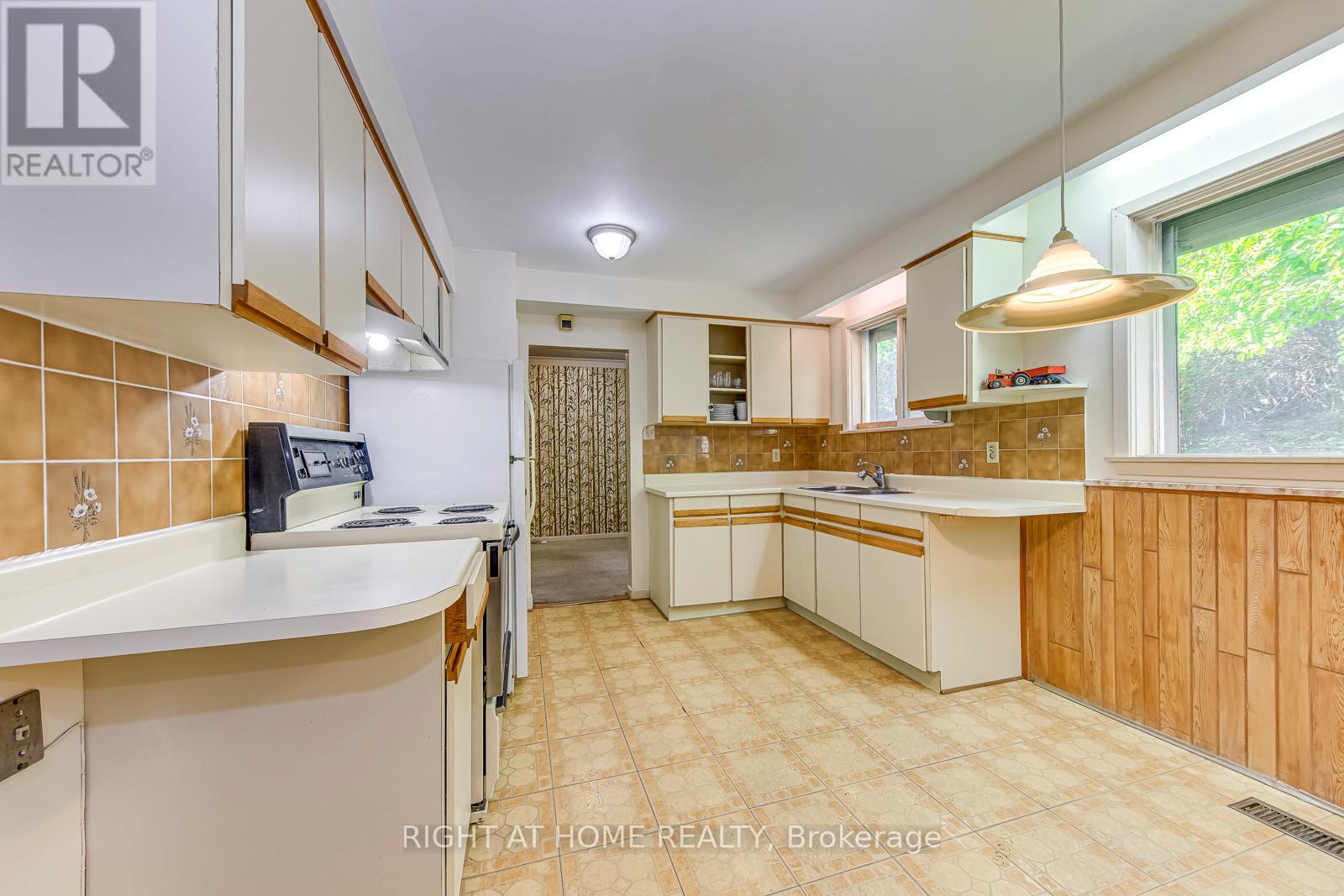 2572 Islington Avenue, Toronto, Ontario  M9V 2X2 - Photo 12 - W12462294