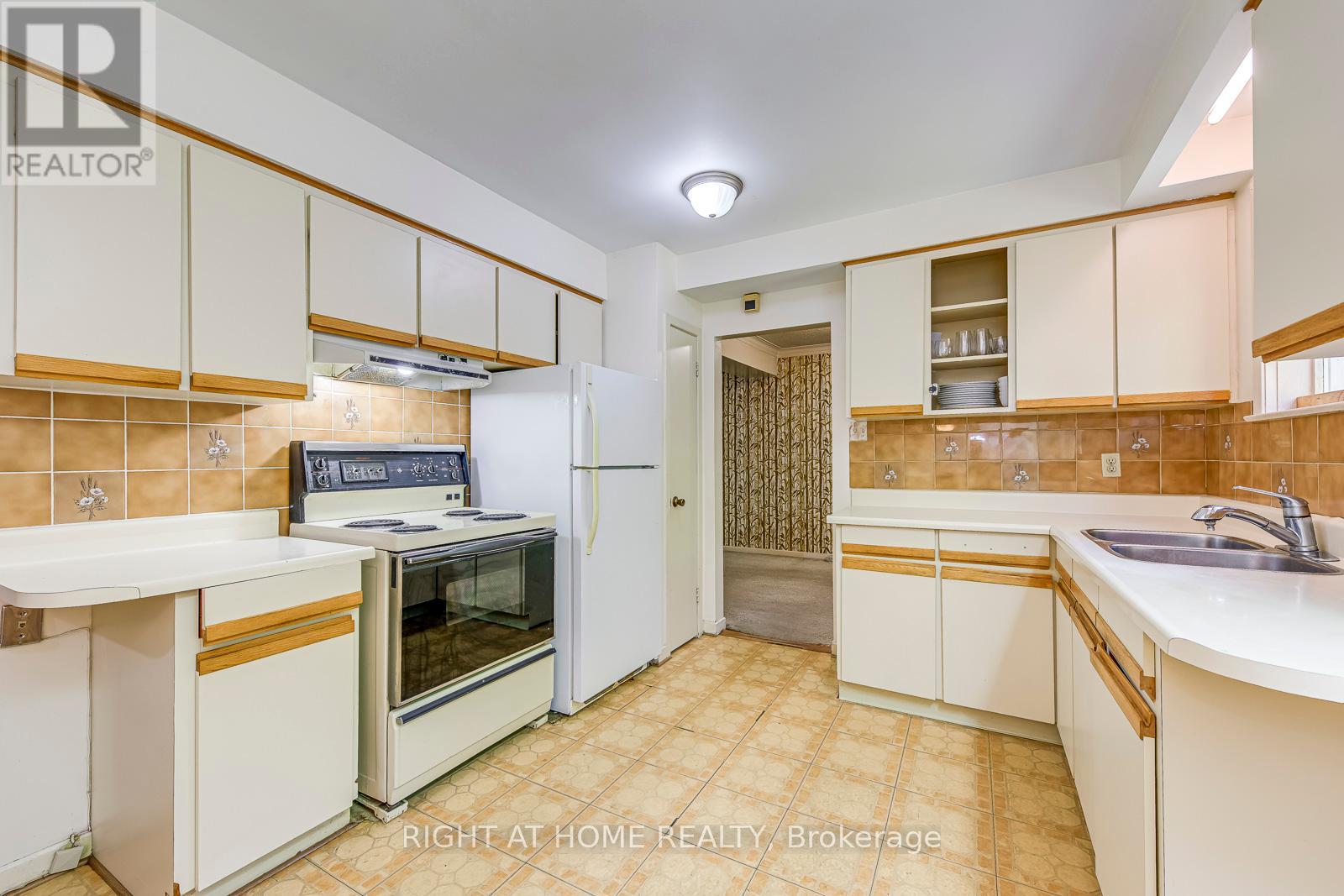 2572 Islington Avenue, Toronto, Ontario  M9V 2X2 - Photo 16 - W12462294
