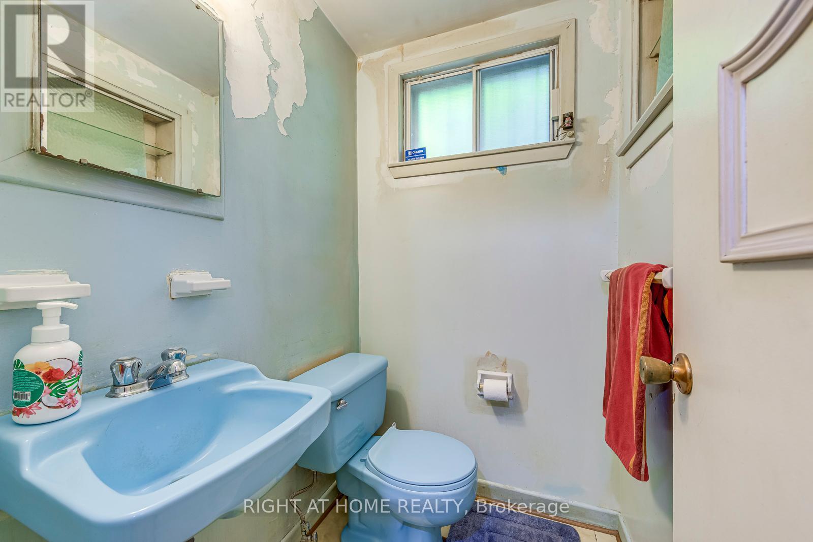 2572 Islington Avenue, Toronto, Ontario  M9V 2X2 - Photo 17 - W12462294