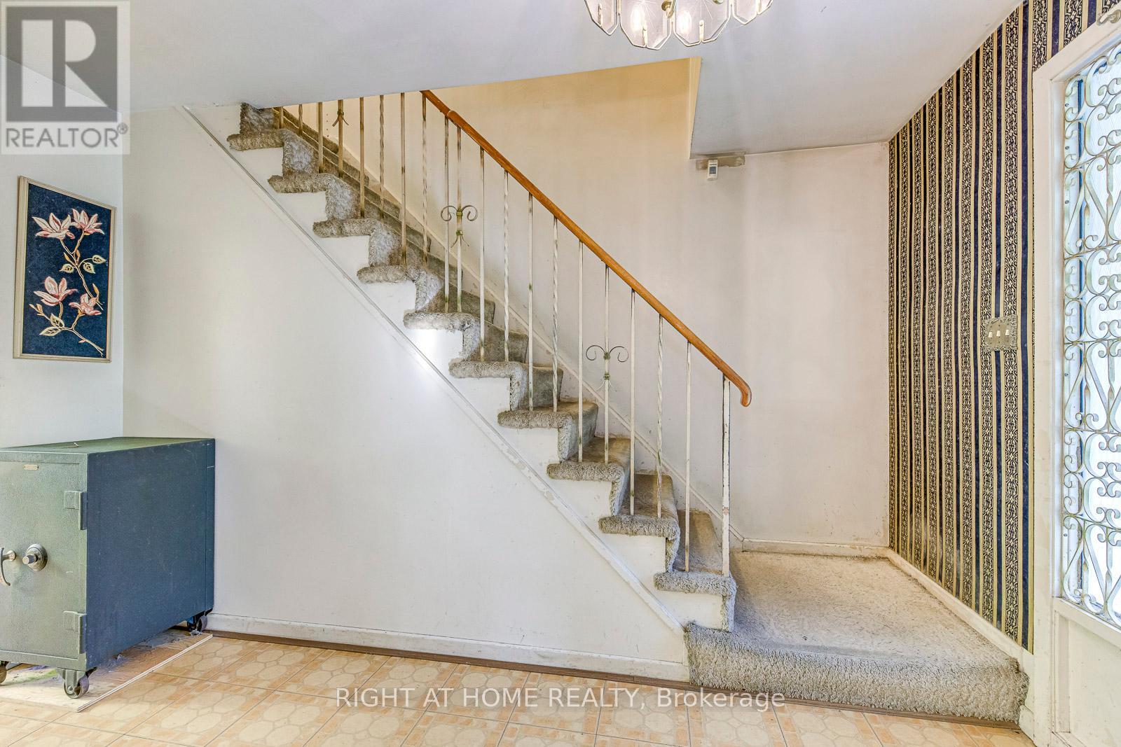 2572 Islington Avenue, Toronto, Ontario  M9V 2X2 - Photo 19 - W12462294