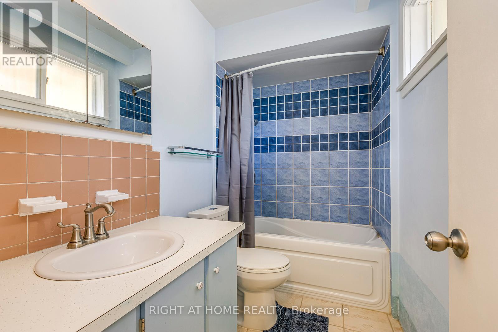 2572 Islington Avenue, Toronto, Ontario  M9V 2X2 - Photo 30 - W12462294