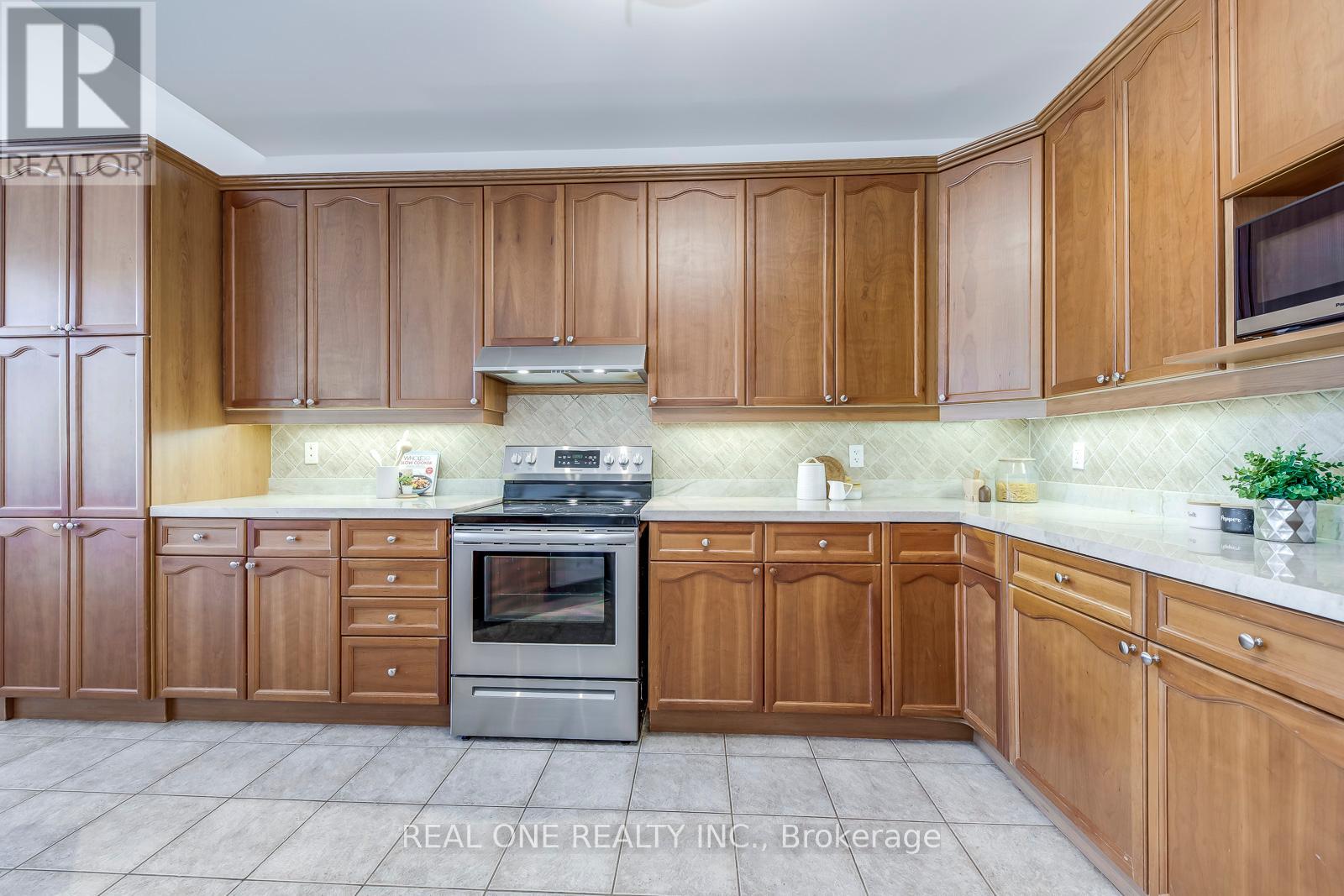 2333 Presquile Drive, Oakville, Ontario  L6H 7J8 - Photo 18 - W12462299