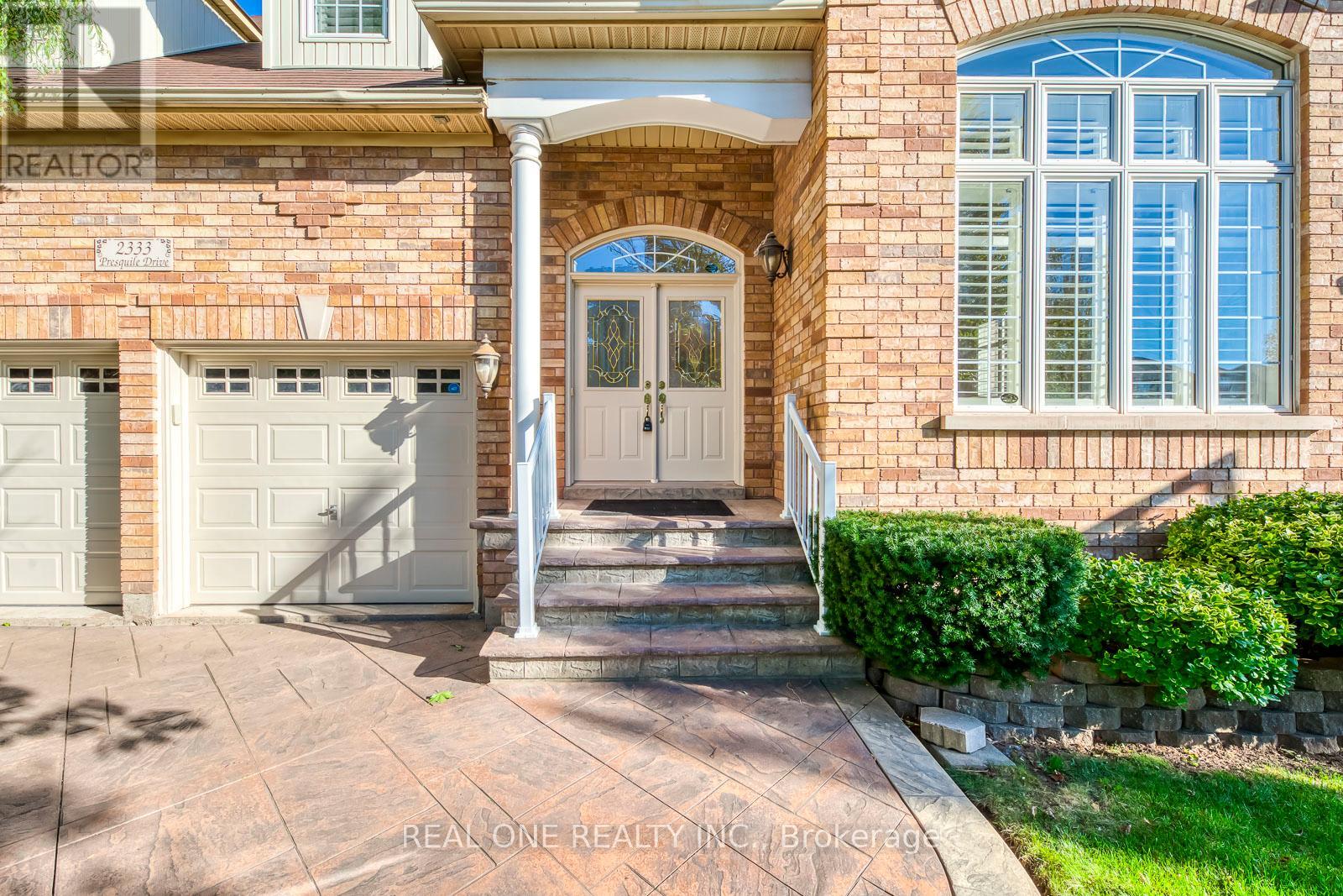 2333 Presquile Drive, Oakville, Ontario  L6H 7J8 - Photo 3 - W12462299