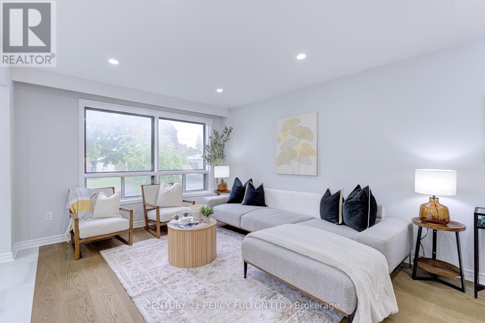 7146 Harwick Drive, Mississauga, Ontario  L4T 3A4 - Photo 4 - W12462348