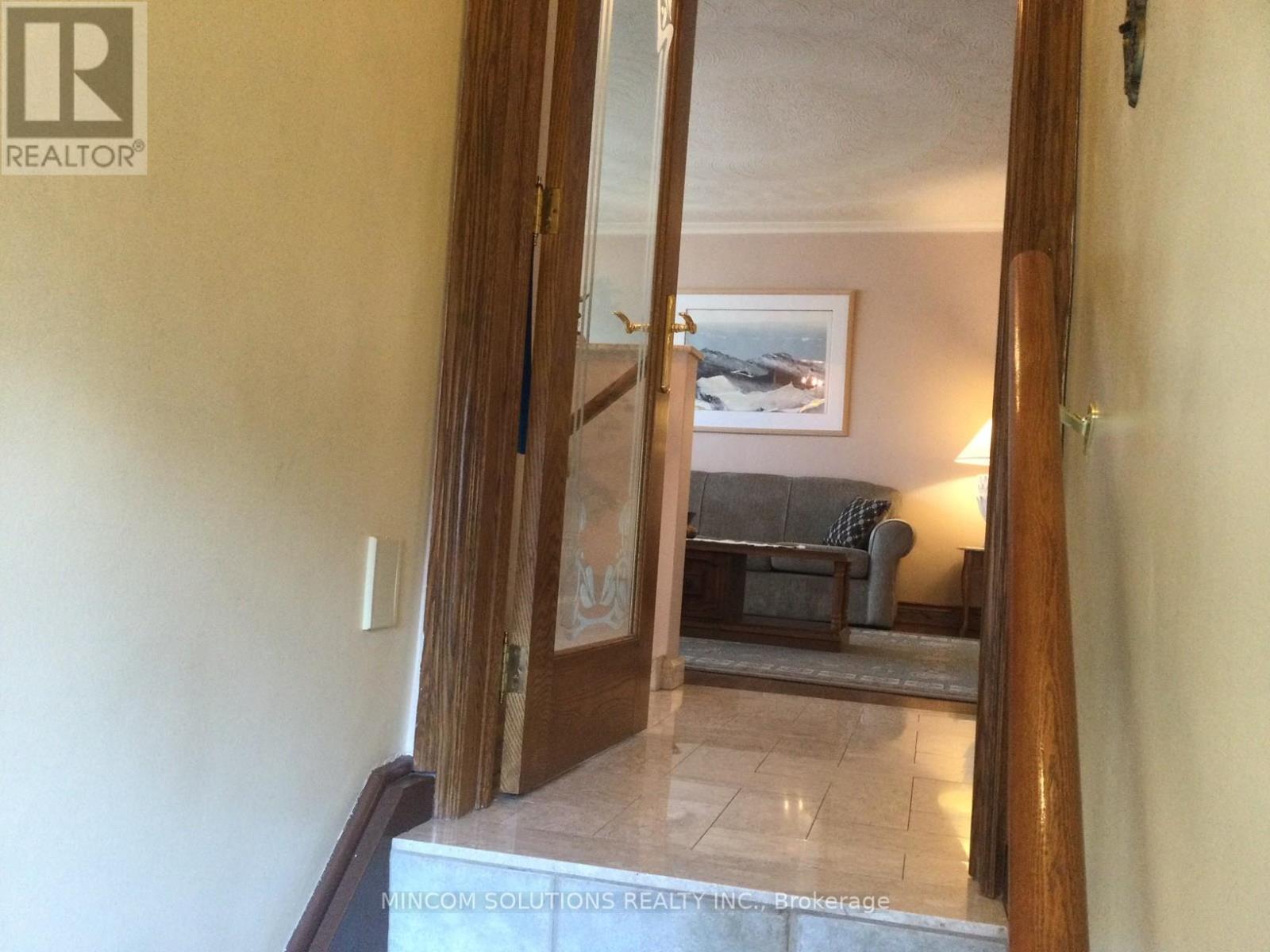 167 Kingsview Boulevard, Toronto, Ontario  M9R 1V7 - Photo 10 - W12462380