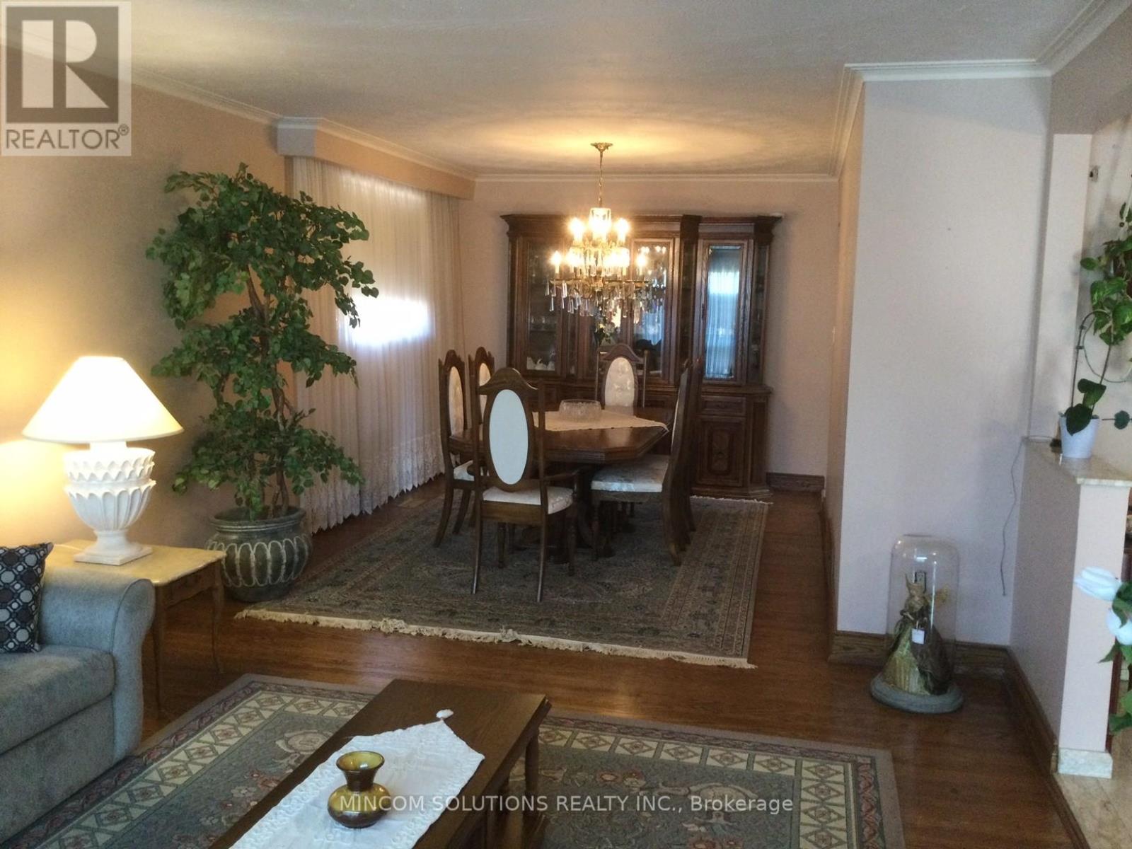 167 Kingsview Boulevard, Toronto, Ontario  M9R 1V7 - Photo 5 - W12462380