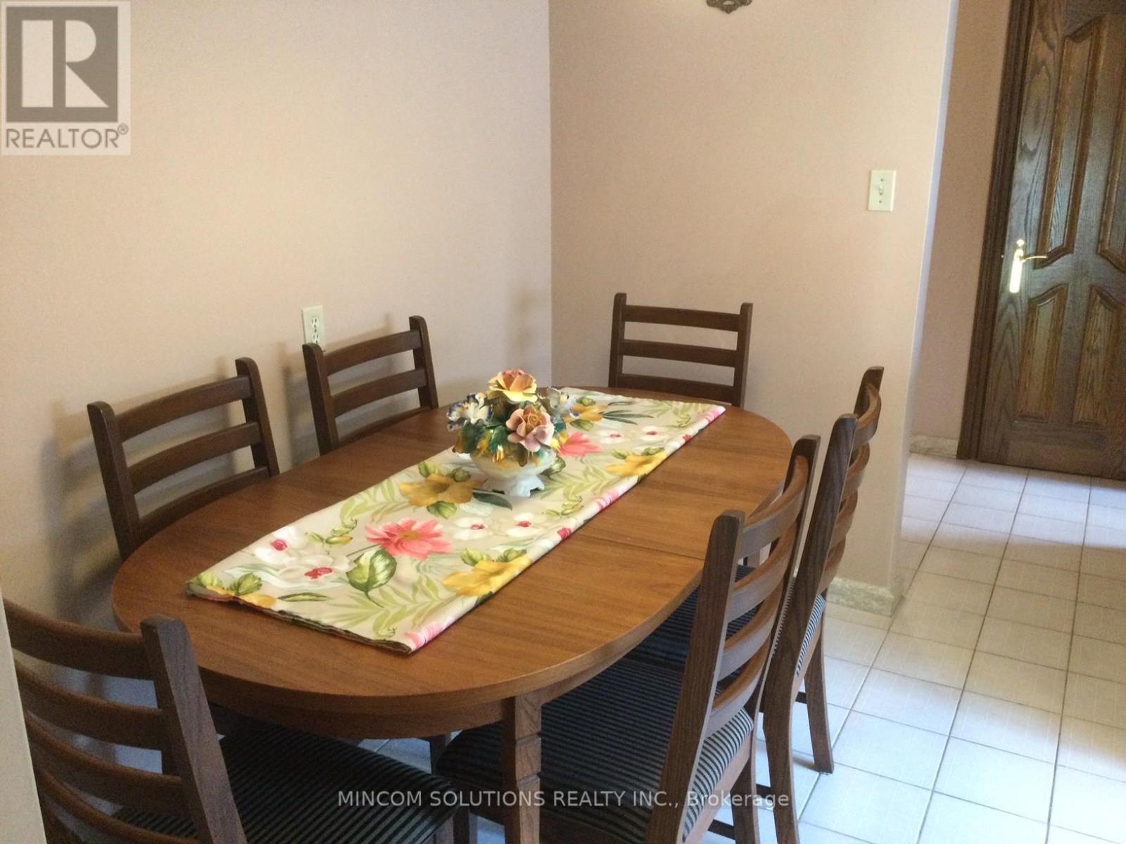 167 Kingsview Boulevard, Toronto, Ontario  M9R 1V7 - Photo 6 - W12462380