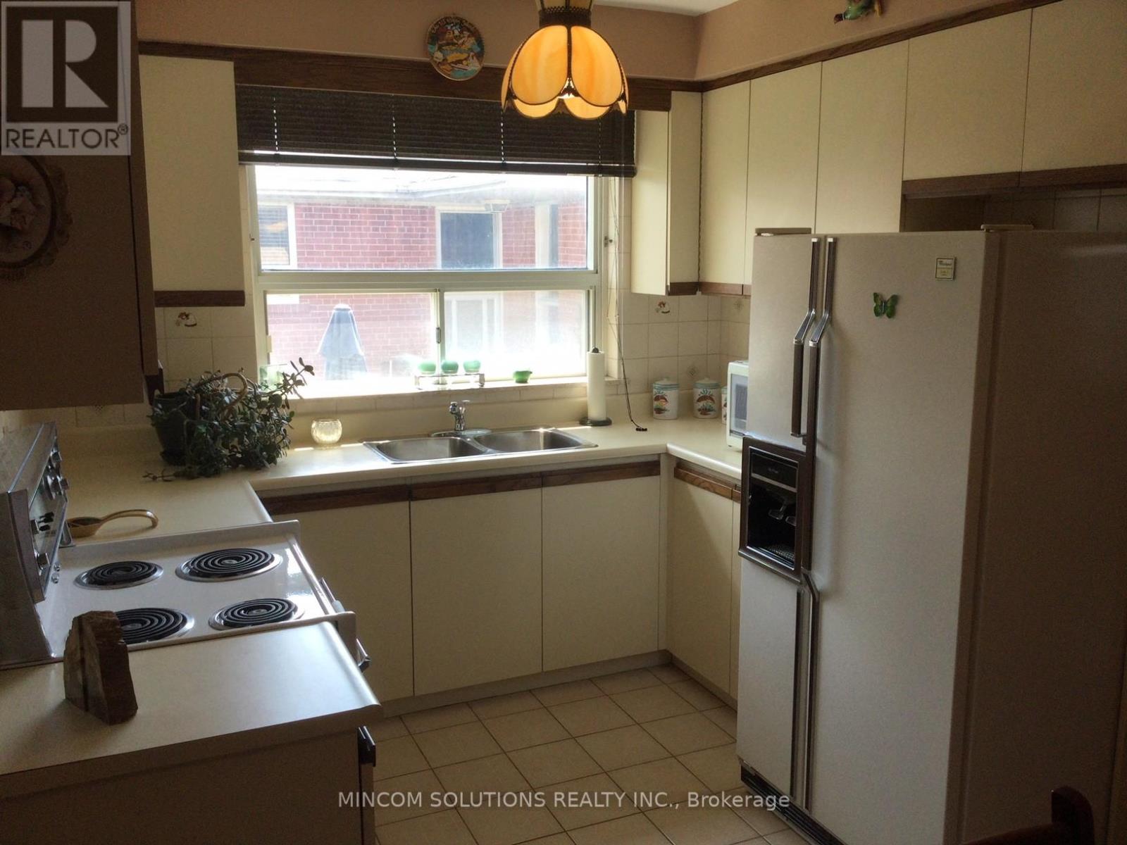 167 Kingsview Boulevard, Toronto, Ontario  M9R 1V7 - Photo 7 - W12462380