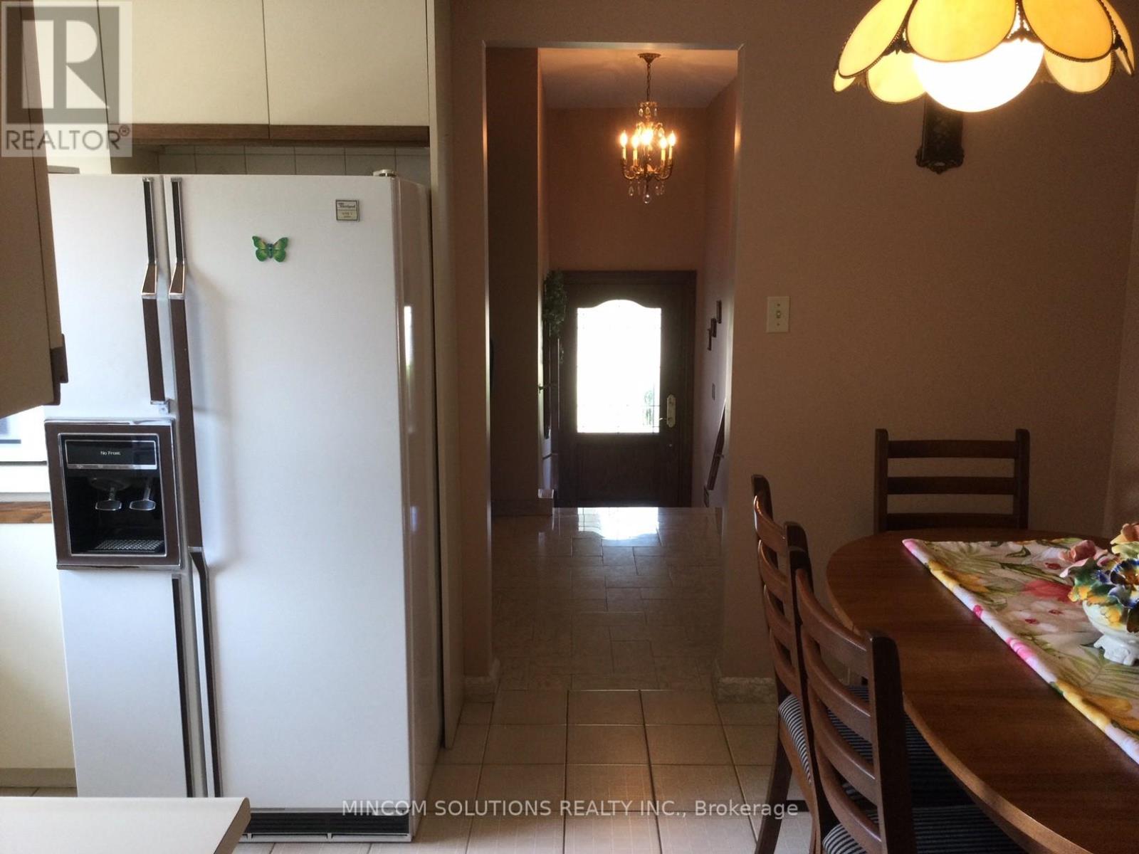 167 Kingsview Boulevard, Toronto, Ontario  M9R 1V7 - Photo 8 - W12462380